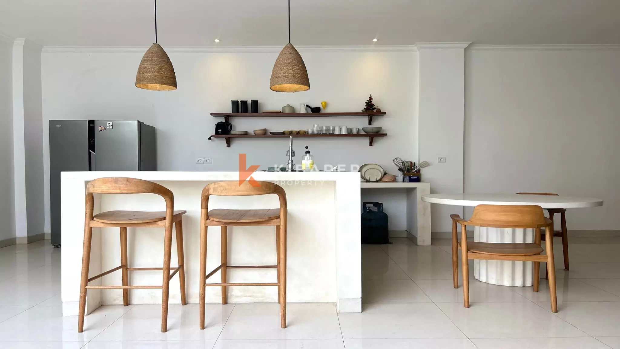 Tropical Elegance: Three-Bedroom Villa with Pool and Rooftop in Canggu — image 3