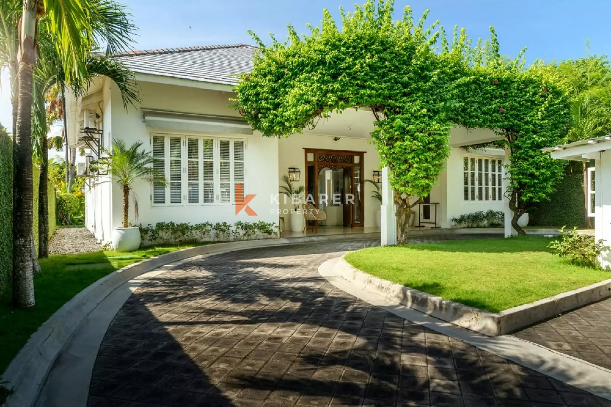 Elegance Homey Three-Bedrooms Villa Nearby the Beach in Canggu — image 2