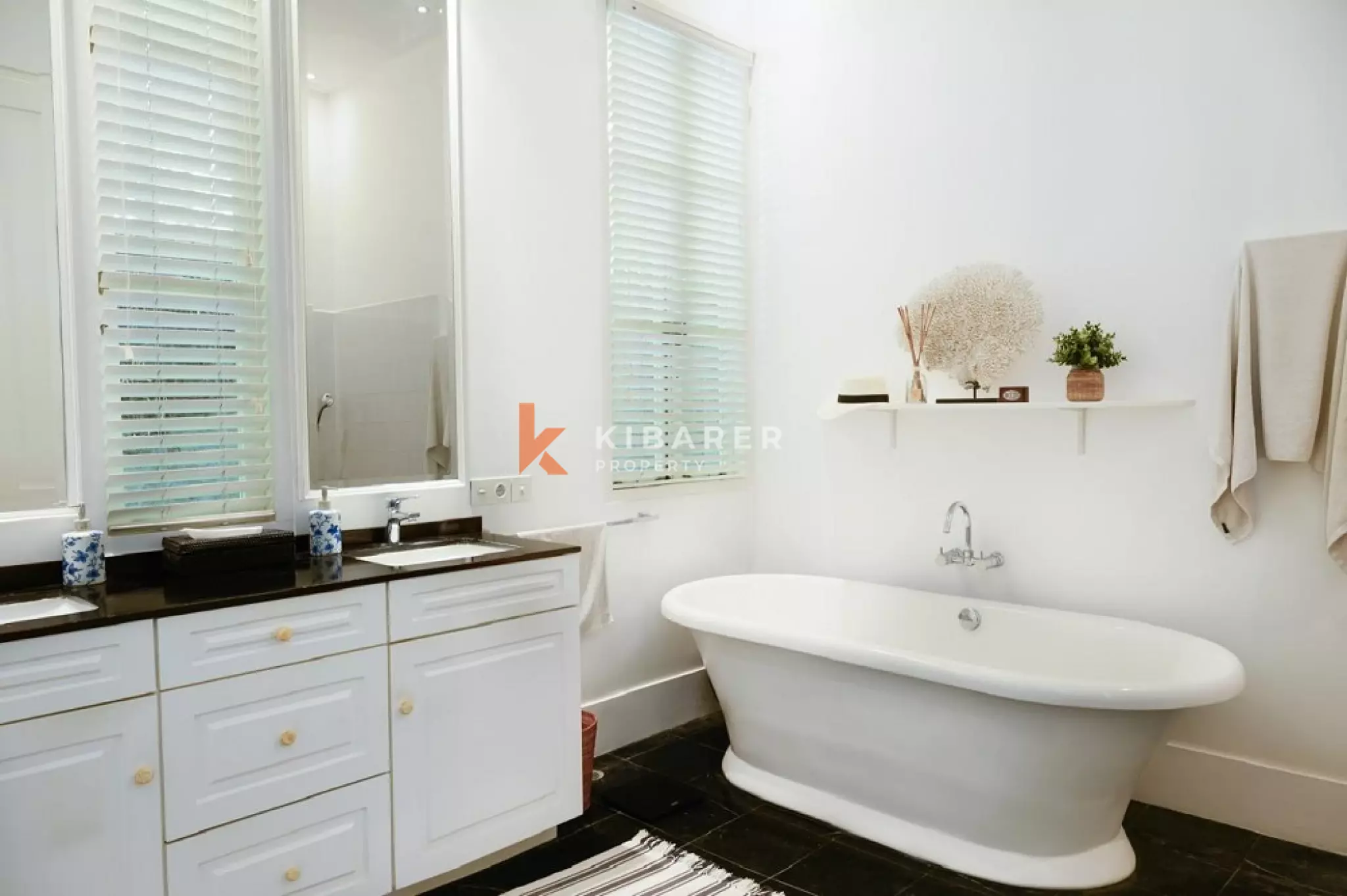 Elegance Homey Three-Bedrooms Villa Nearby the Beach in Canggu — image 14