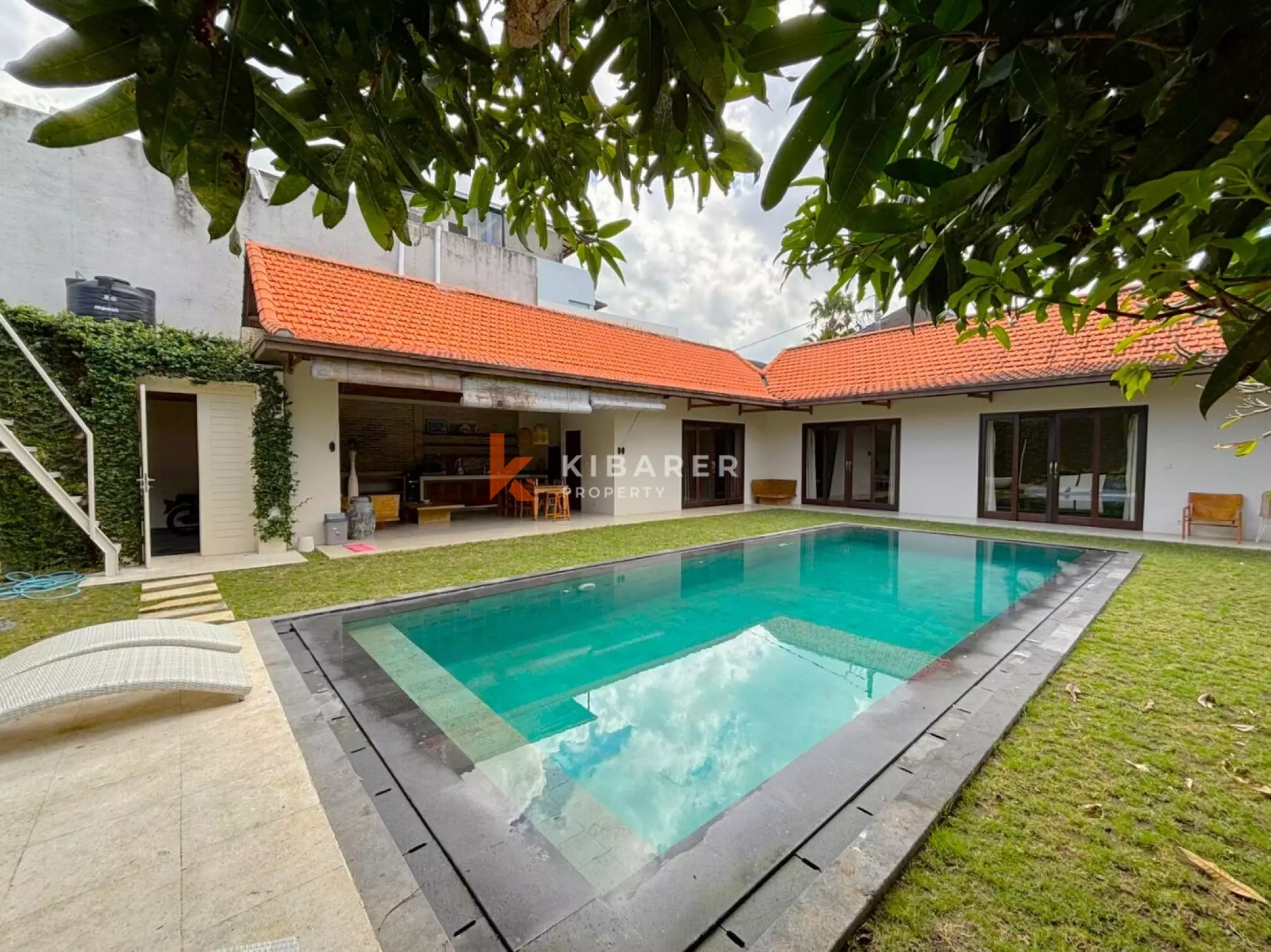 Quiet Three Bedroom Open Villa in Berawa with Big Pool & Spacious Garden — image 6