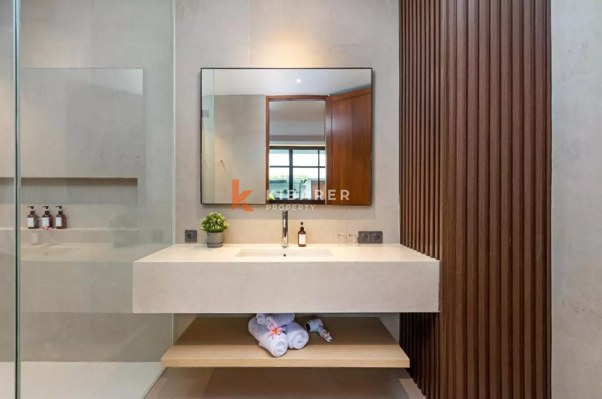 Luxurious Three-Bedroom Villa in Berawa — image 19