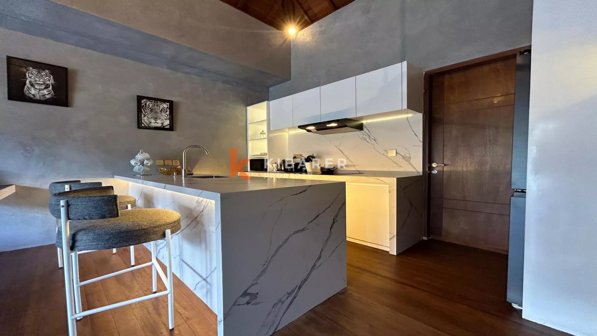 Modern One-Bedroom Tropical Villa with Enclosed Living in Central Canggu — image 10