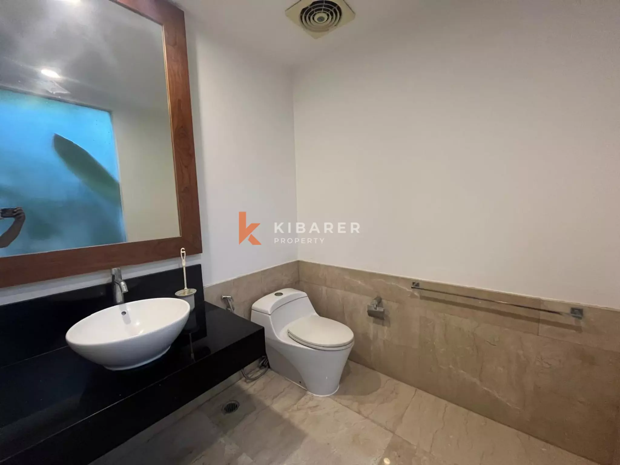 Four-bedroom Villa Walking Distance to Batu Belig Beach — image 16