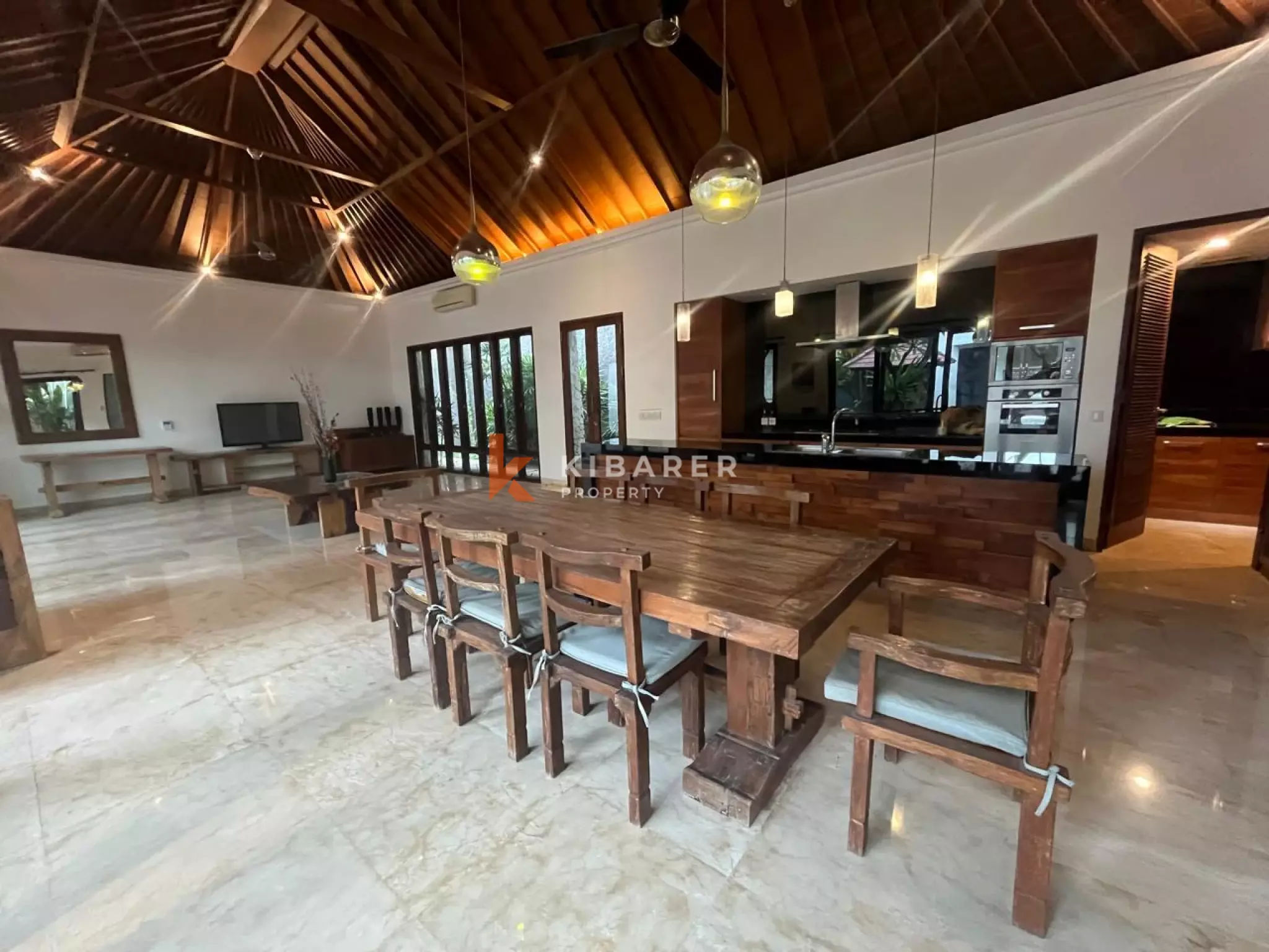 Four-bedroom Villa Walking Distance to Batu Belig Beach — image 7