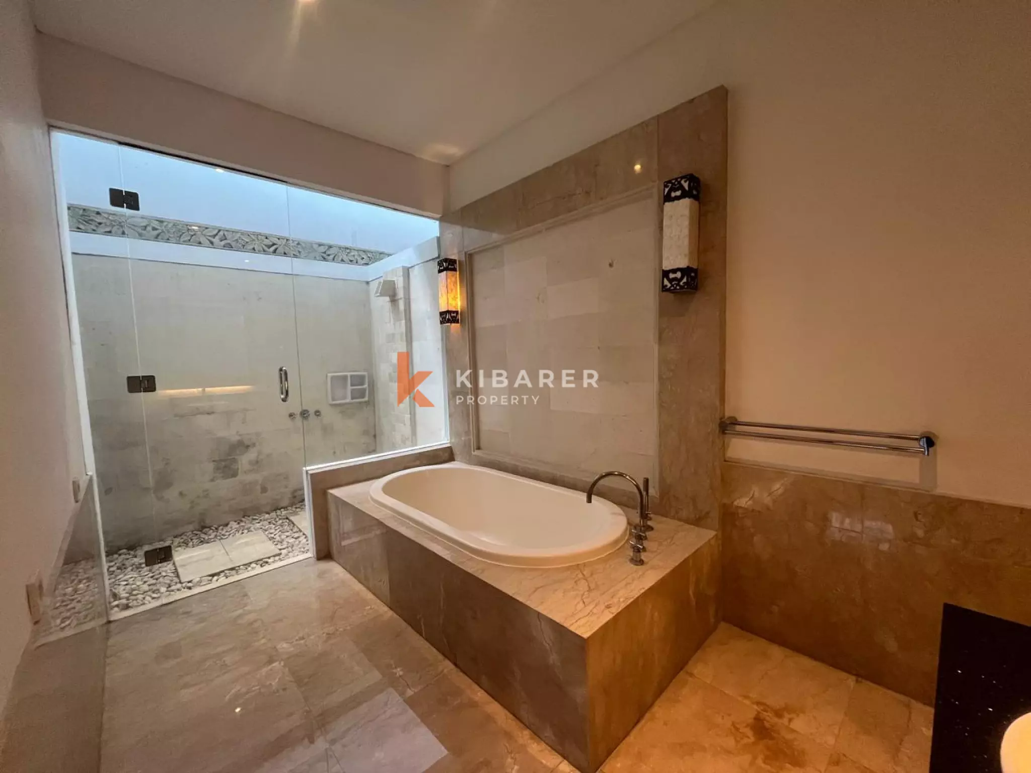 Four-bedroom Villa Walking Distance to Batu Belig Beach — image 12
