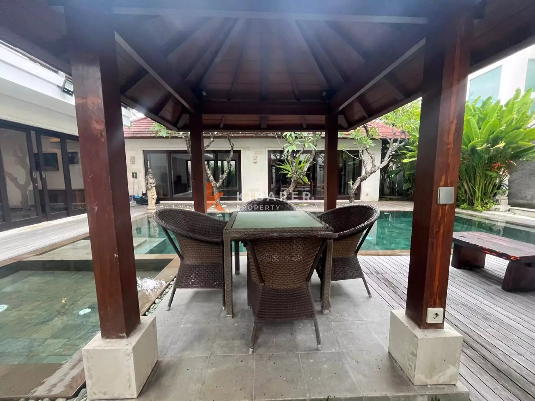 Four-bedroom Villa Walking Distance to Batu Belig Beach — image 6