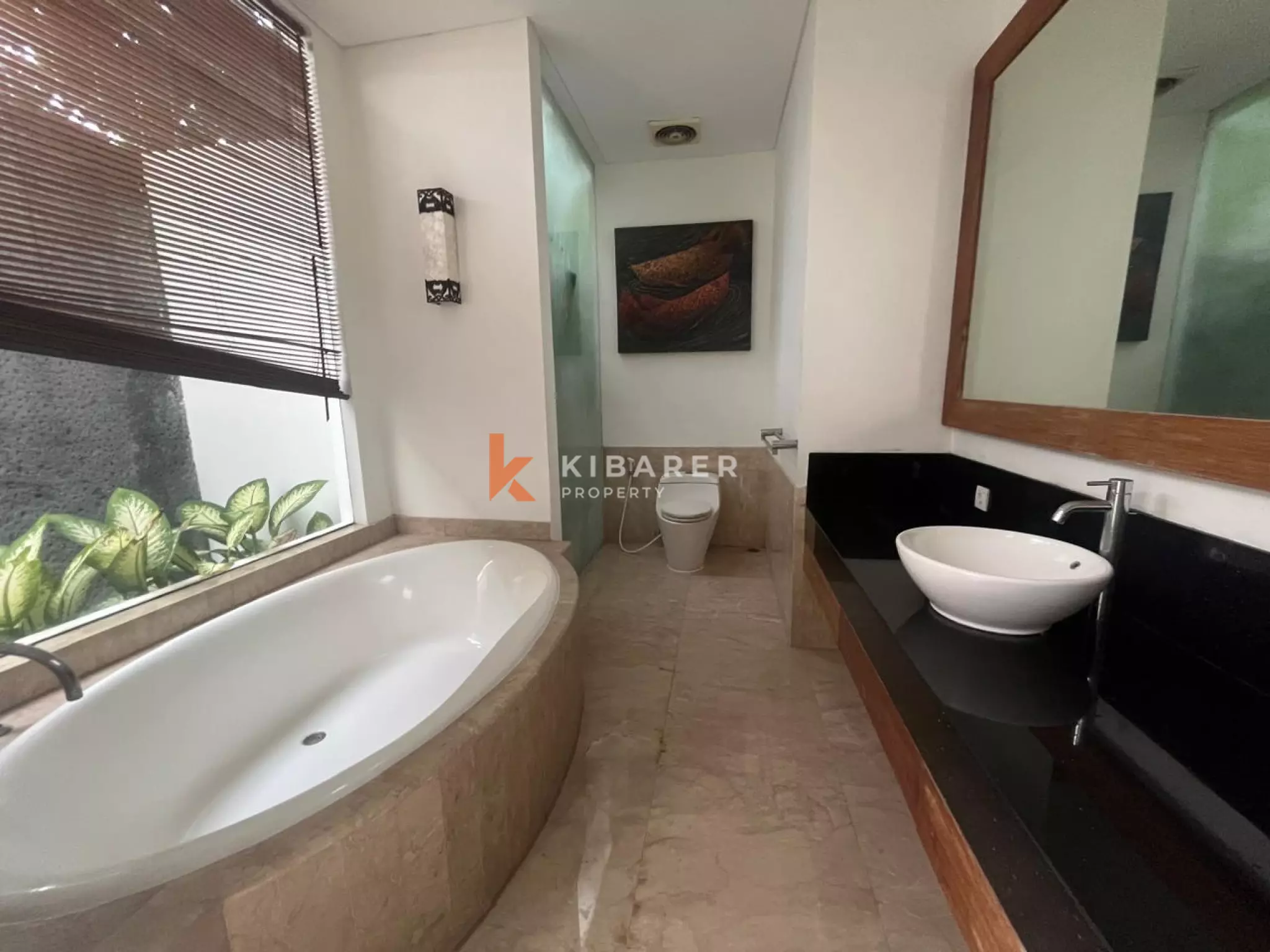 Four-bedroom Villa Walking Distance to Batu Belig Beach — image 18