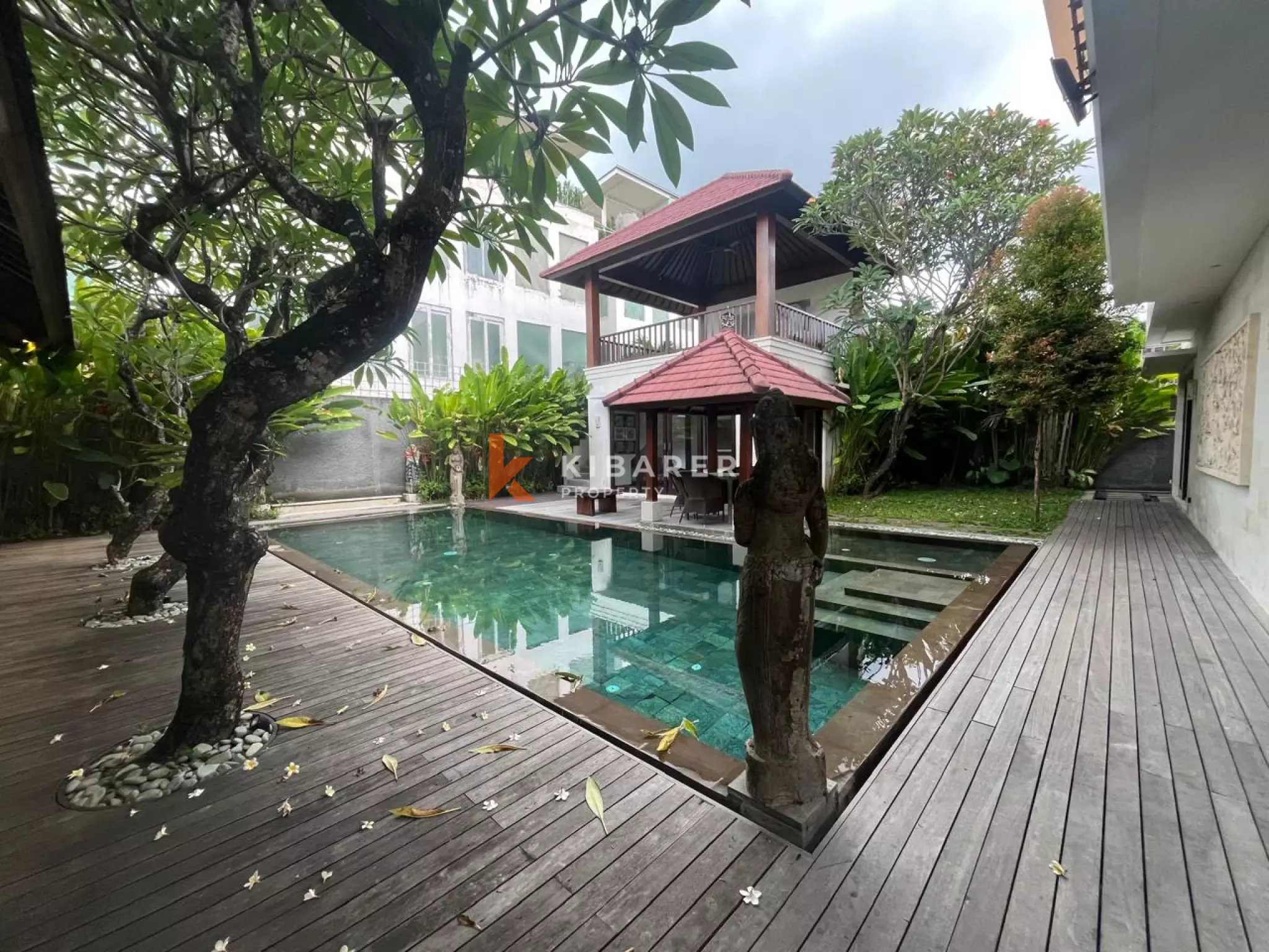Four-bedroom Villa Walking Distance to Batu Belig Beach — image 2