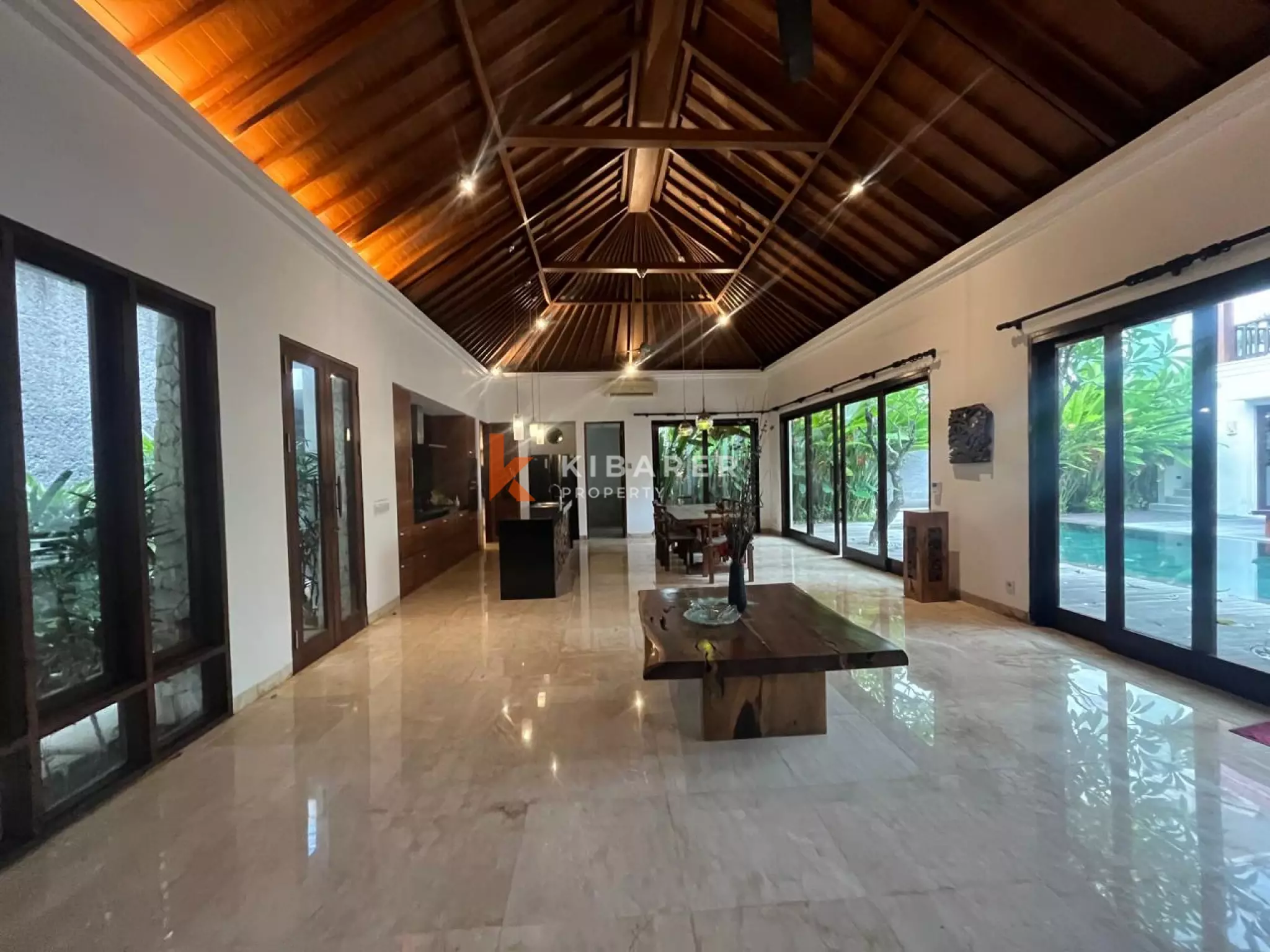 Four-bedroom Villa Walking Distance to Batu Belig Beach — image 8