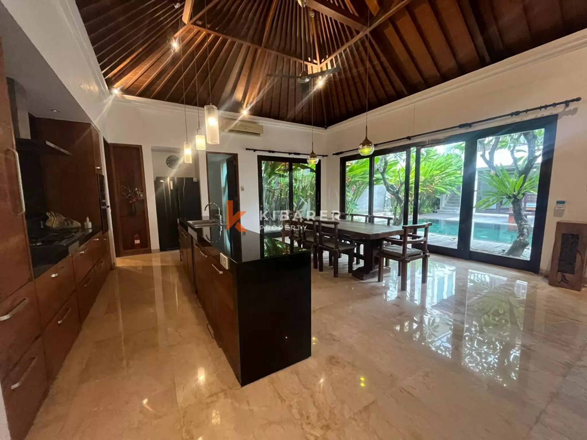 Four-bedroom Villa Walking Distance to Batu Belig Beach — image 9