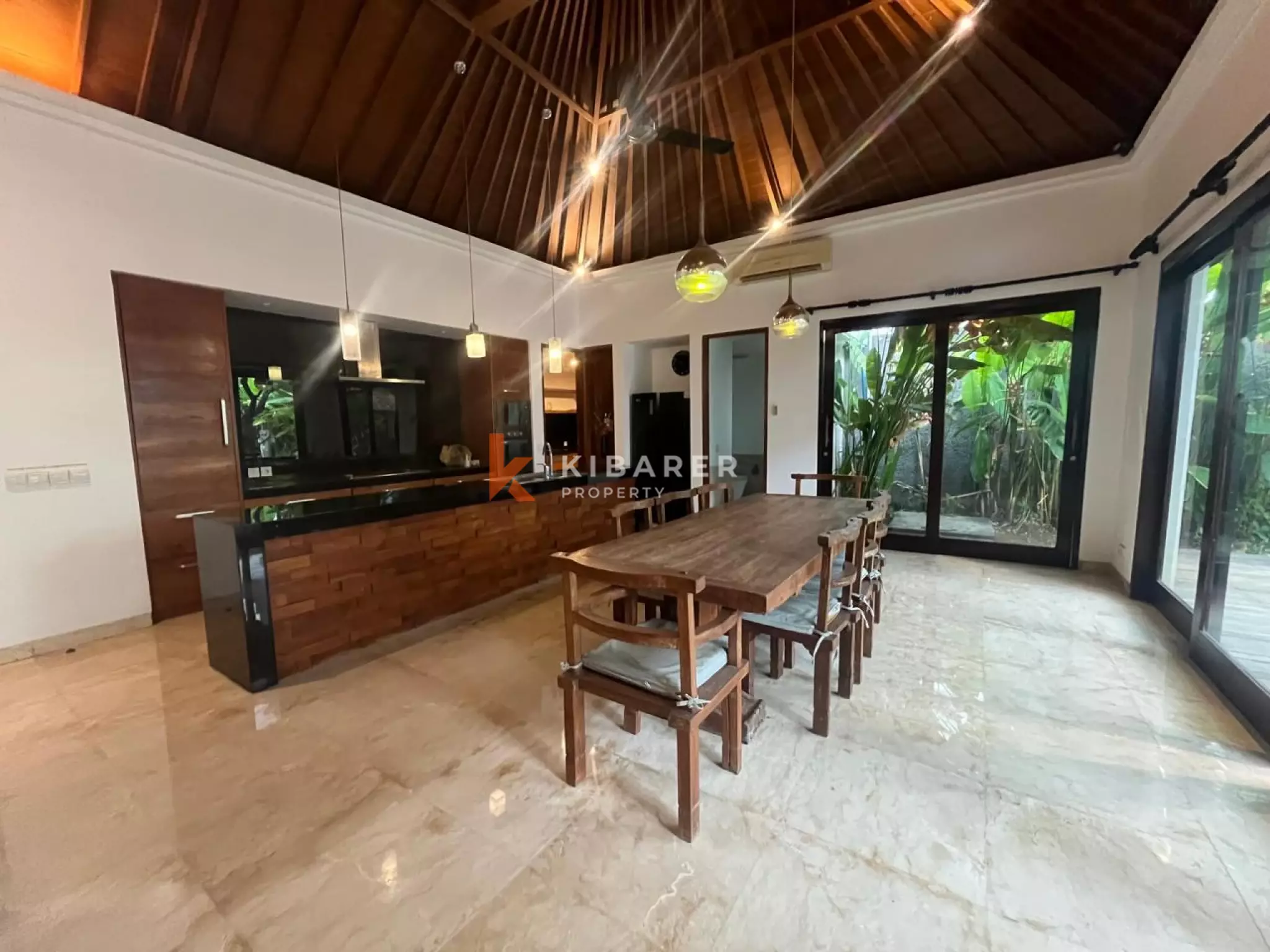Four-bedroom Villa Walking Distance to Batu Belig Beach — image 10