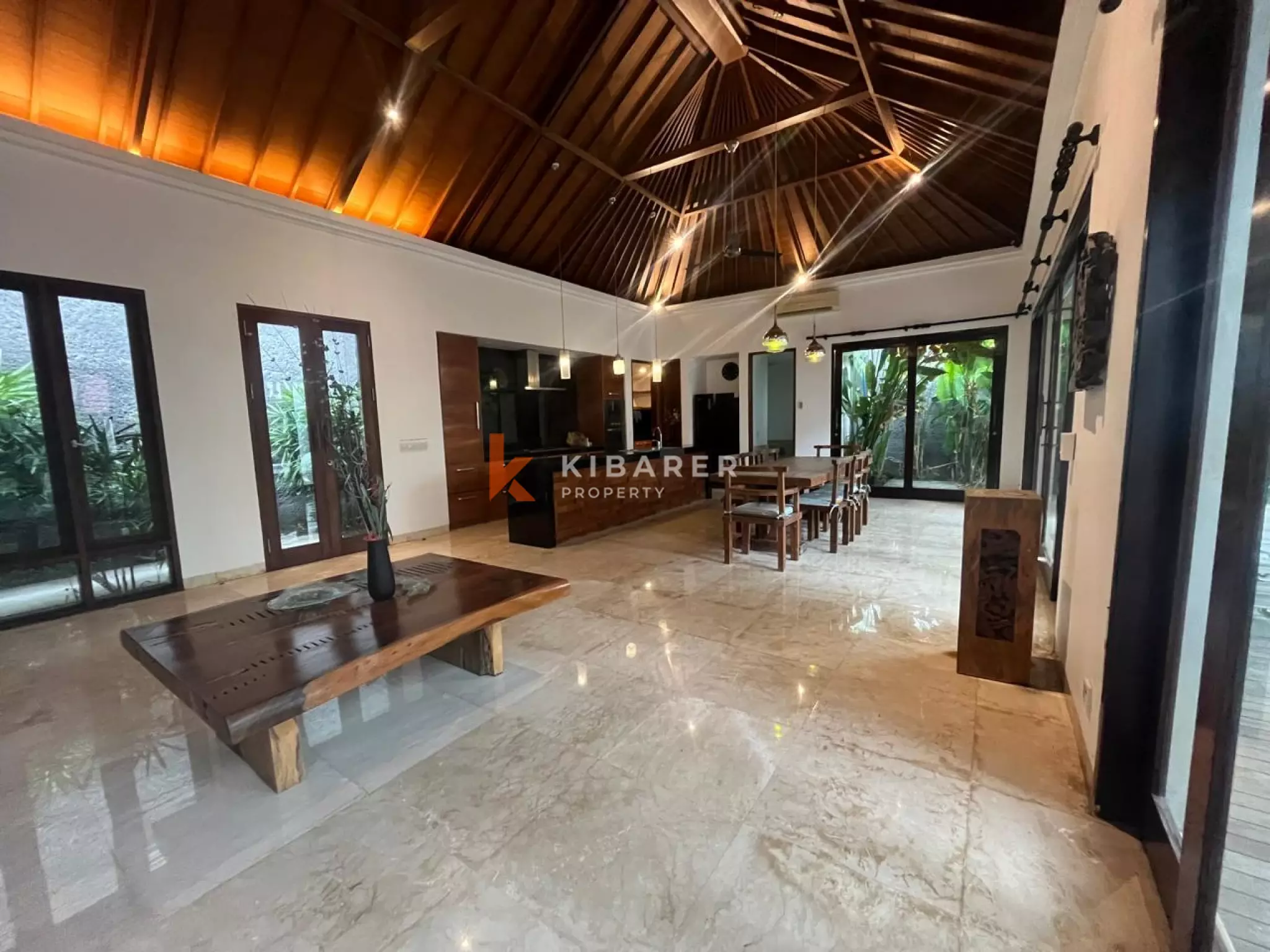 Four-bedroom Villa Walking Distance to Batu Belig Beach — image 11