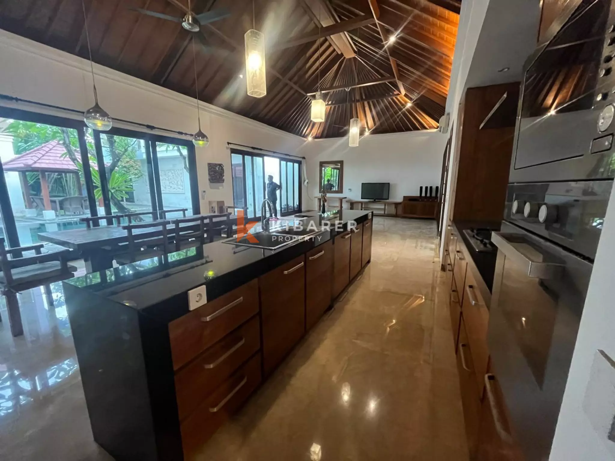 Four-bedroom Villa Walking Distance to Batu Belig Beach — image 13