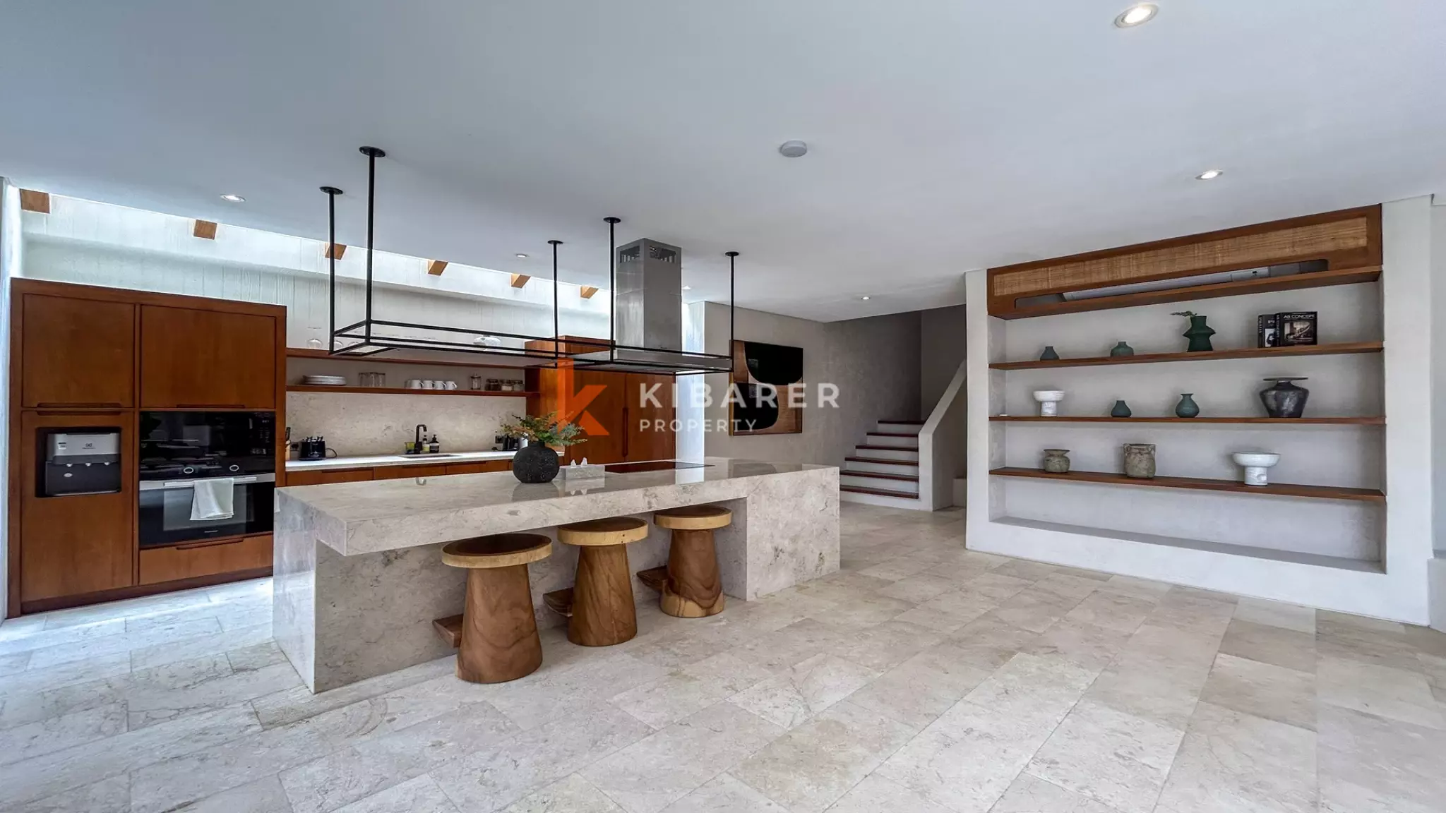 Luxury Chic Three-Bedroom Enclosed Living Villa in Canggu — image 4