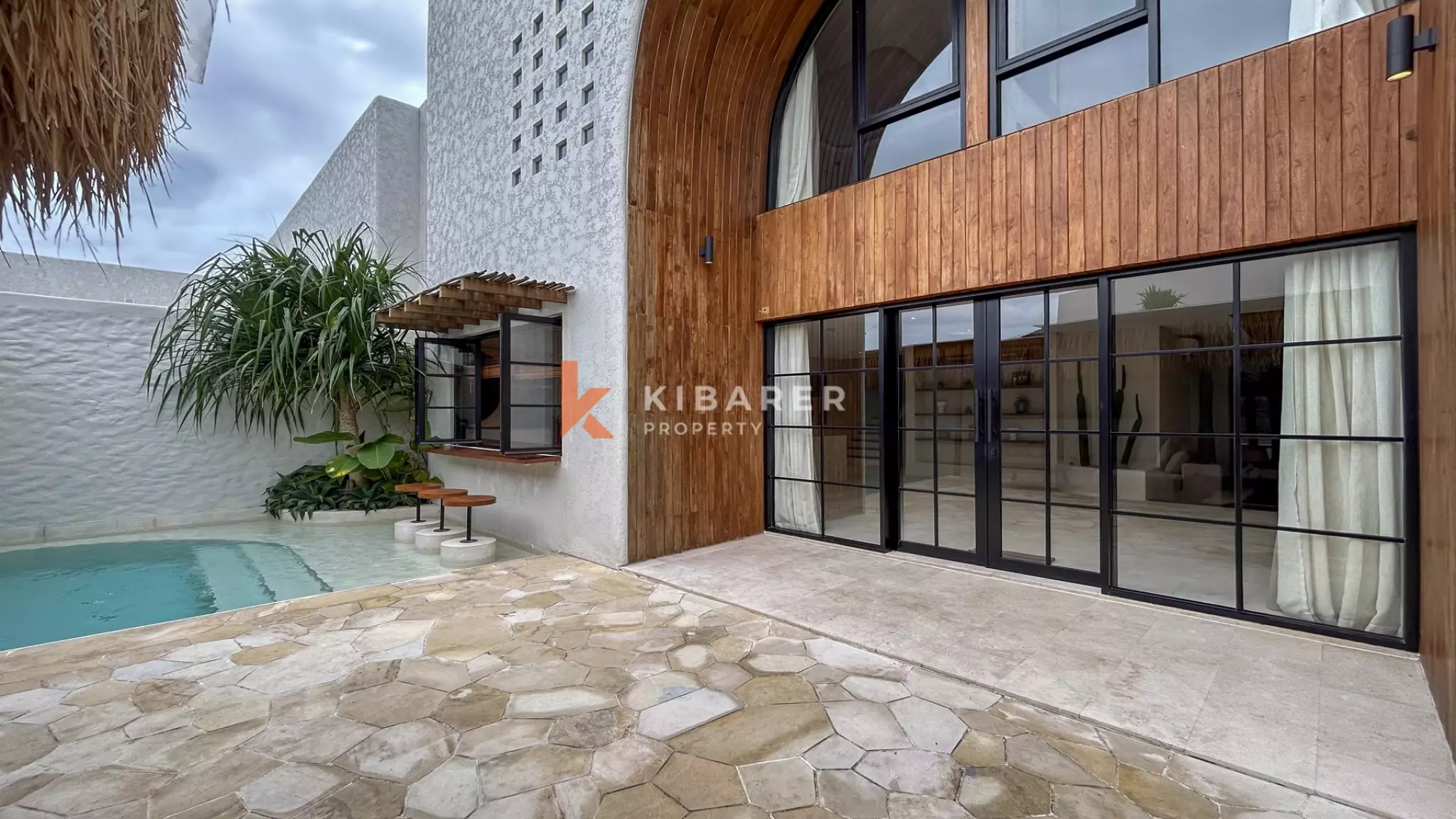 Luxury Chic Three-Bedroom Enclosed Living Villa in Canggu — image 2