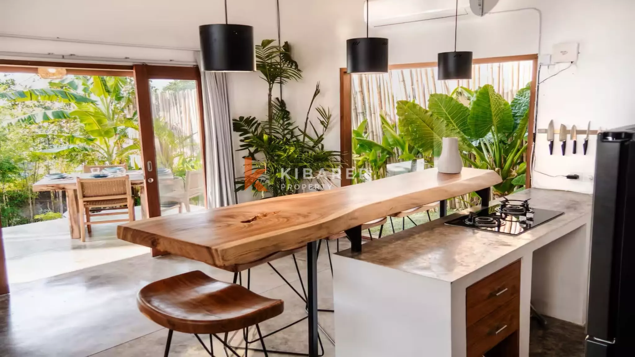 Chic One-Bedroom Villa with Enclosed Living in Uluwatu — image 6