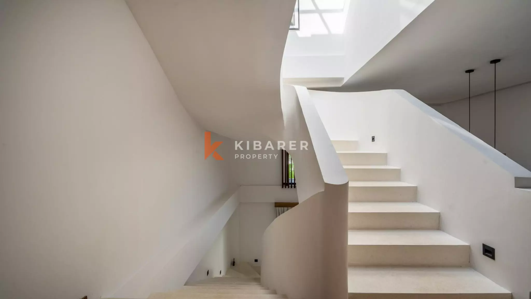 Stylish Enclosed Three-Bedroom Villa with Rooftop in Prime Berawa — image 14