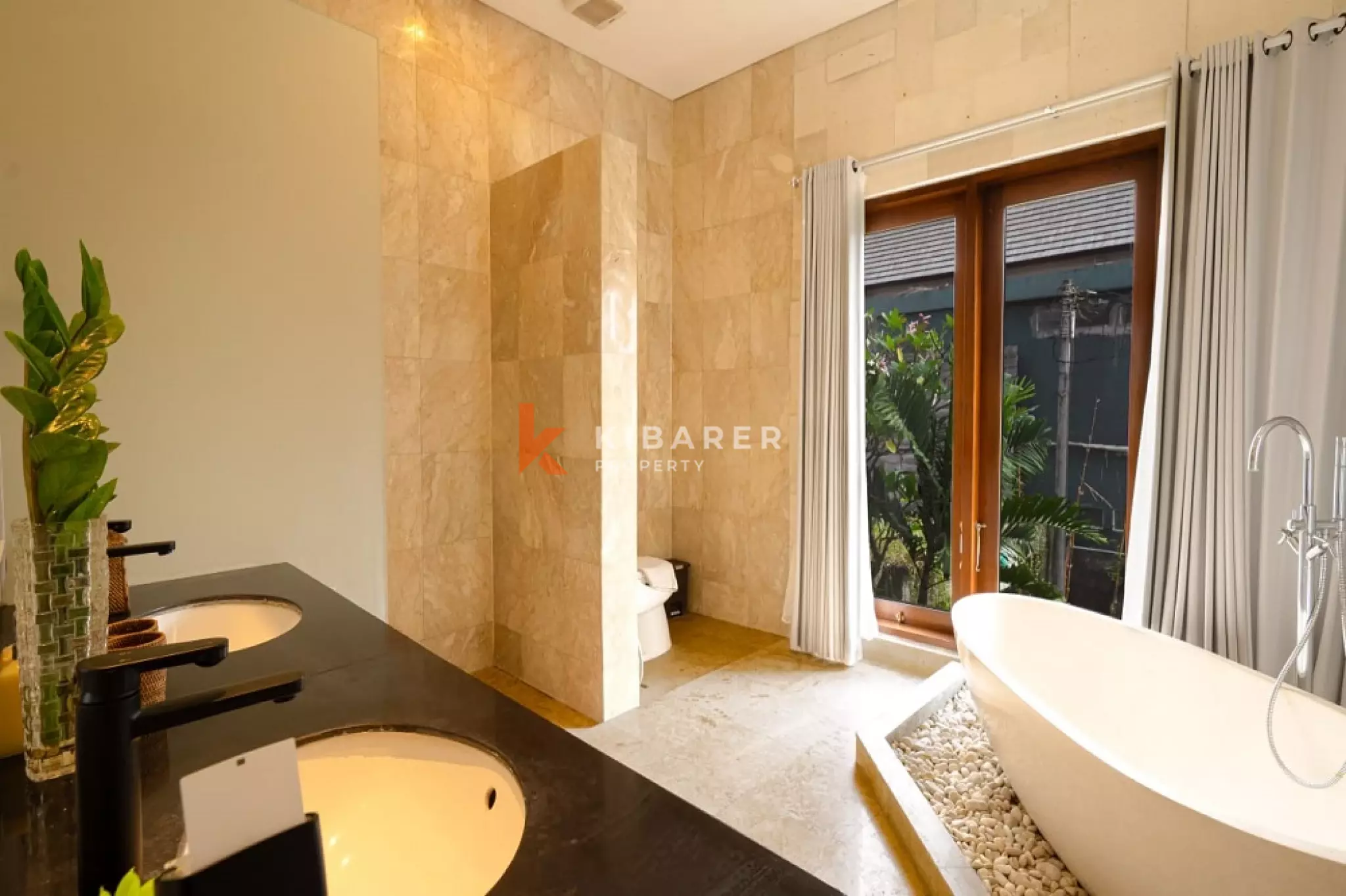 Luxury Living of Three-Bedrooms Villa in Central Berawa — image 18