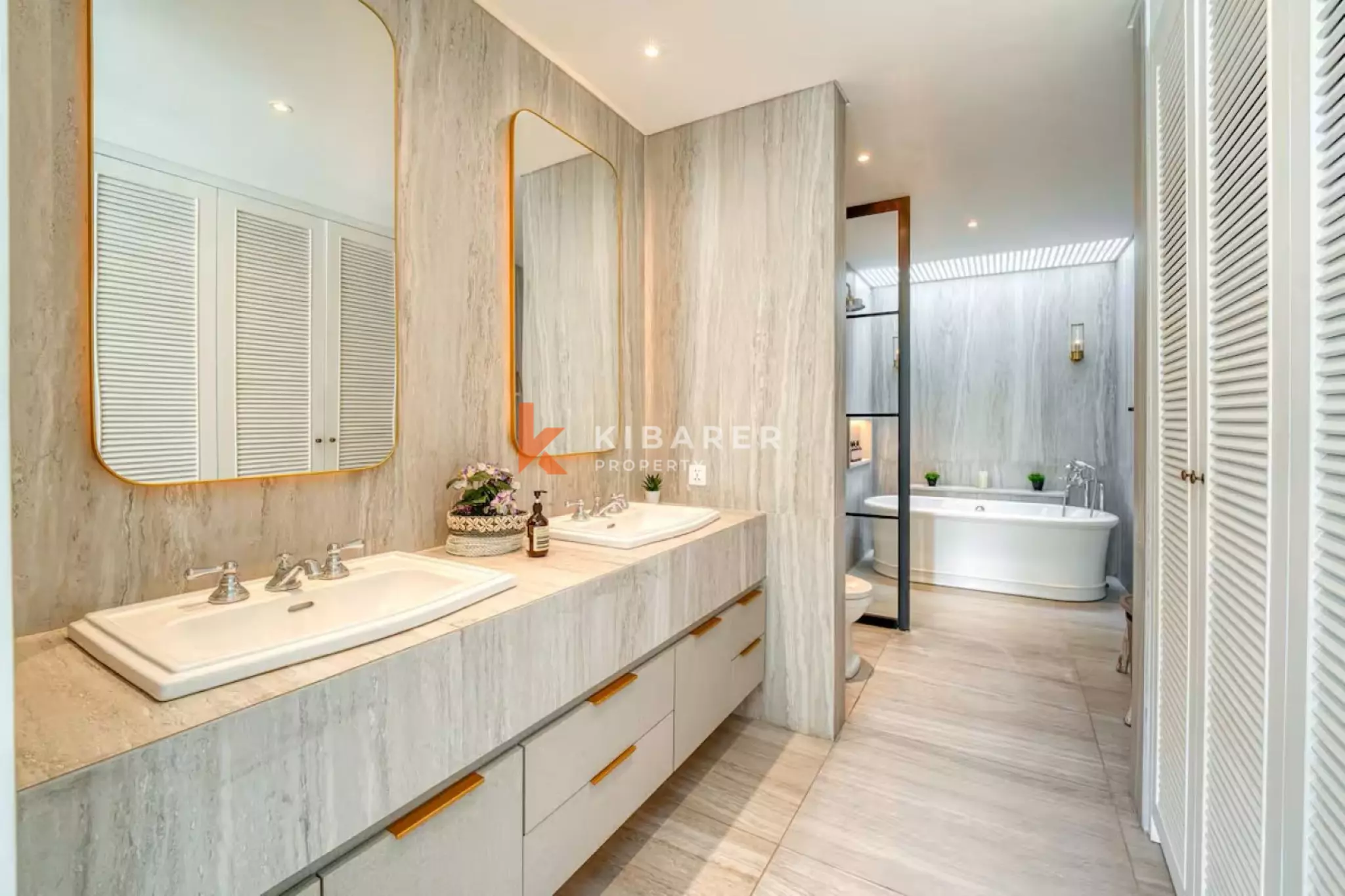 Stunning Four Bedroom Colonial Villa with Ocean View in Berawa — image 11