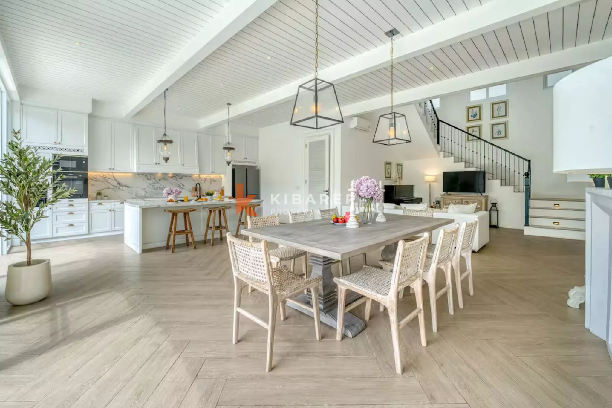 Stunning Four Bedroom Colonial Villa with Ocean View in Berawa — image 18