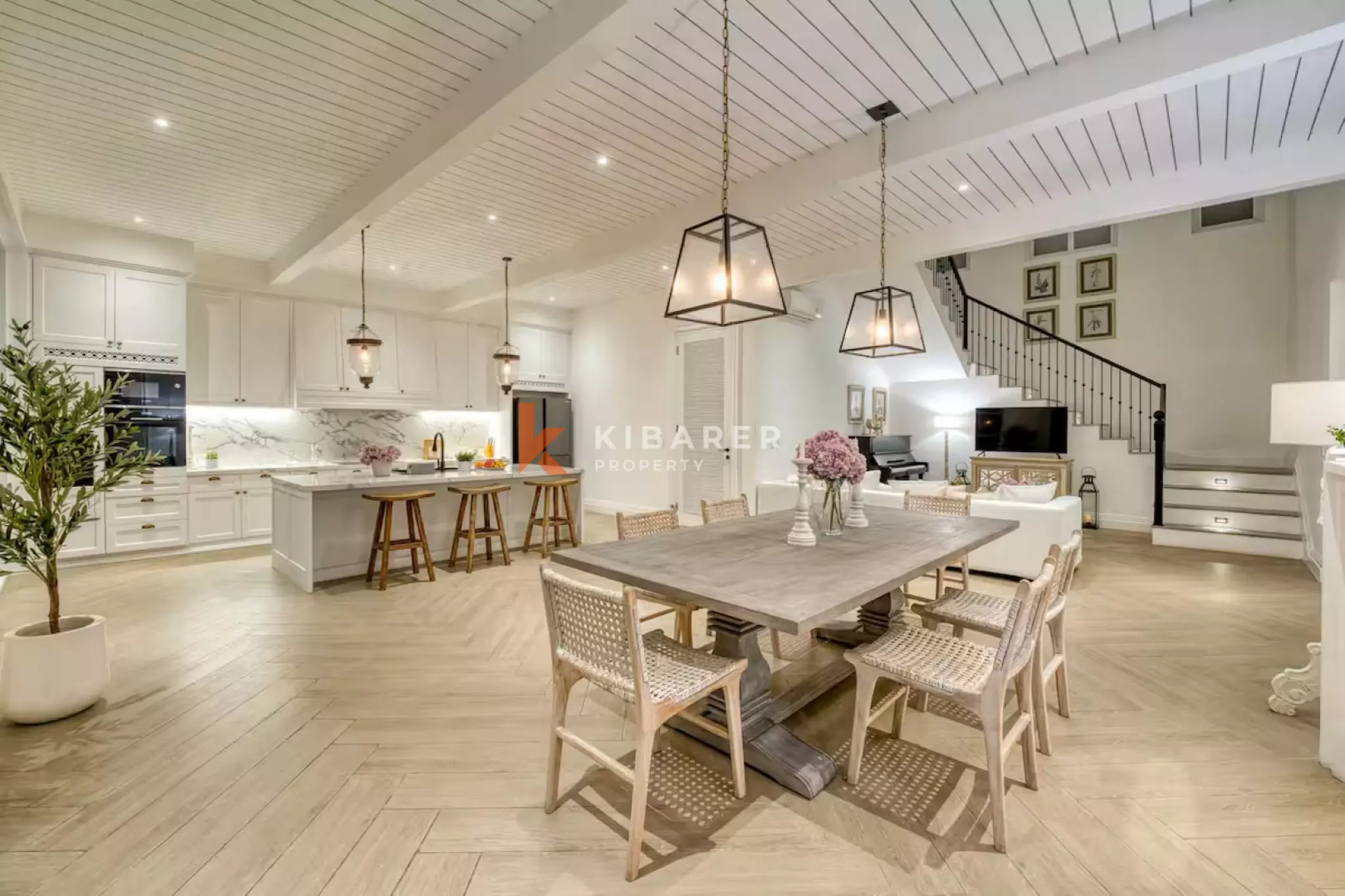 Stunning Four Bedroom Colonial Villa with Ocean View in Berawa — image 3