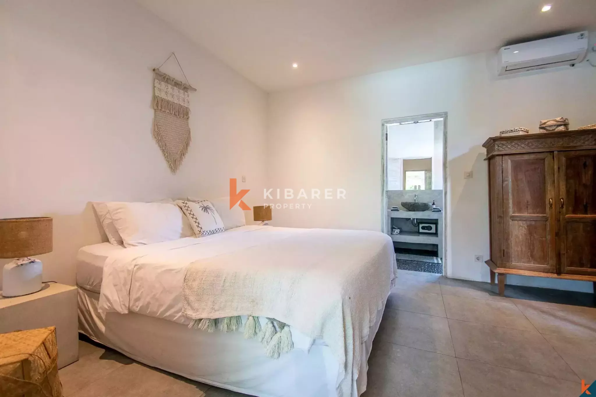 Tropical Living – Three Bedroom Villa with Lush Garden in Batu Belig — image 17