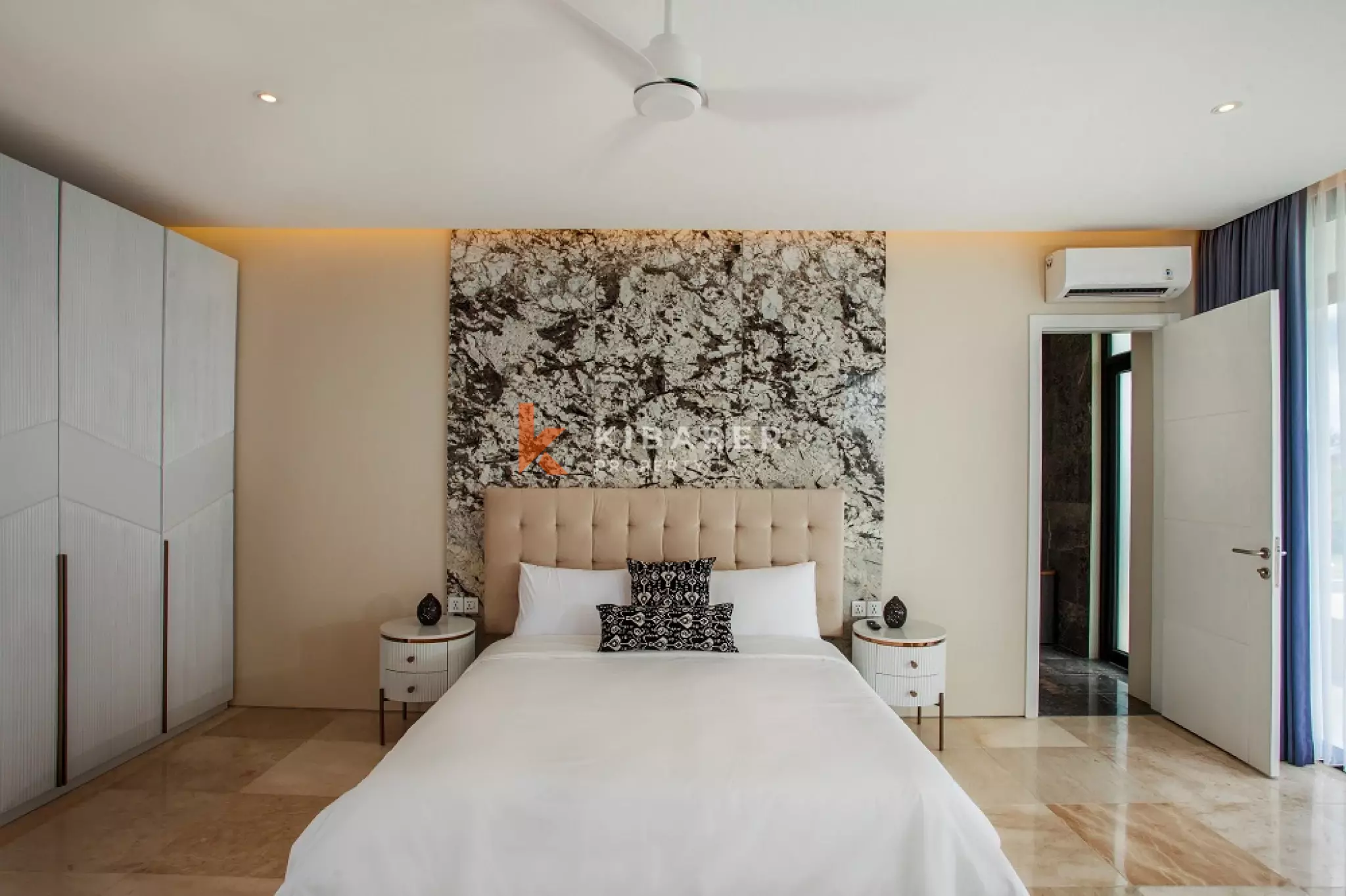Elegant Four-Bedrooms Enclosed Living Villa in Pererenan Area — image 7
