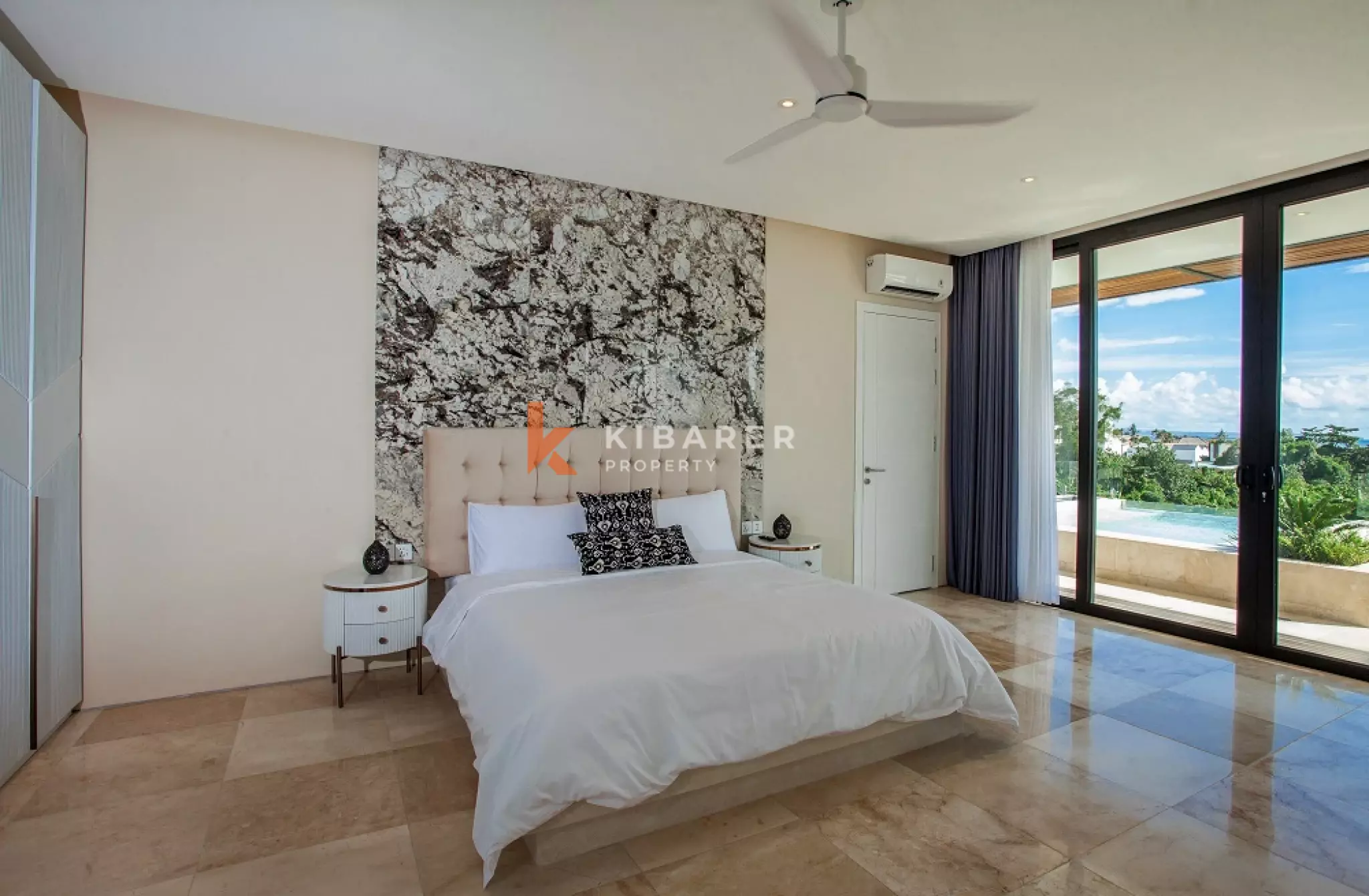 Elegant Four-Bedrooms Enclosed Living Villa in Pererenan Area — image 10