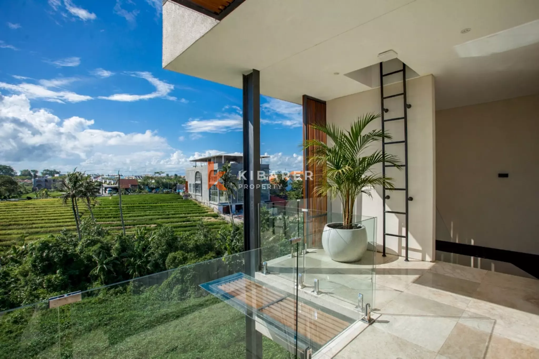 Elegant Four-Bedrooms Enclosed Living Villa in Pererenan Area — image 3