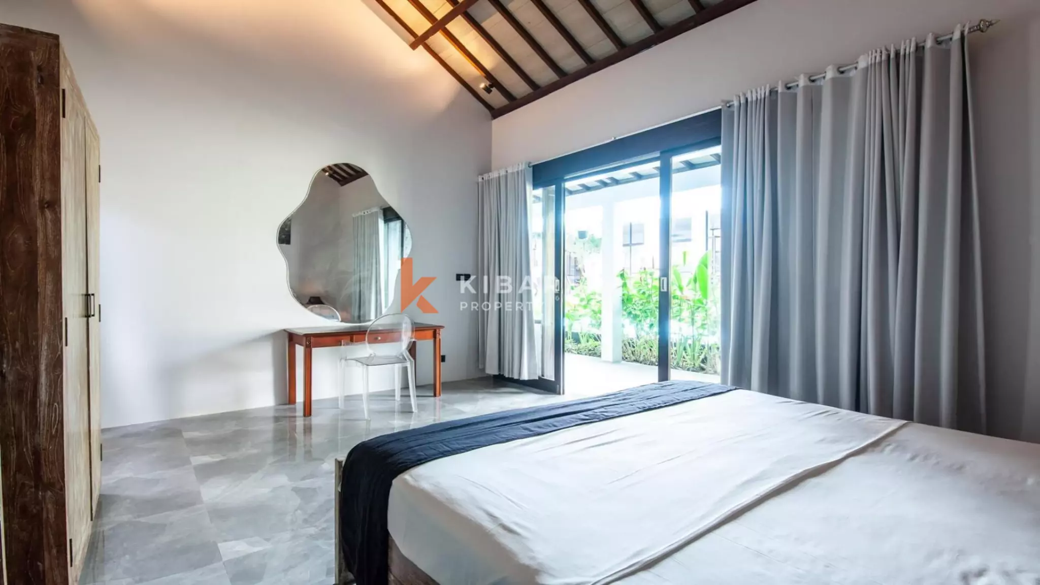 Elegant Bright Contemporary Six-Bedroom Villa with Serene Private Pool in Berawa — image 7
