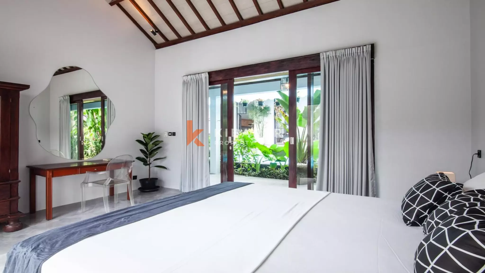 Elegant Bright Contemporary Six-Bedroom Villa with Serene Private Pool in Berawa — image 13