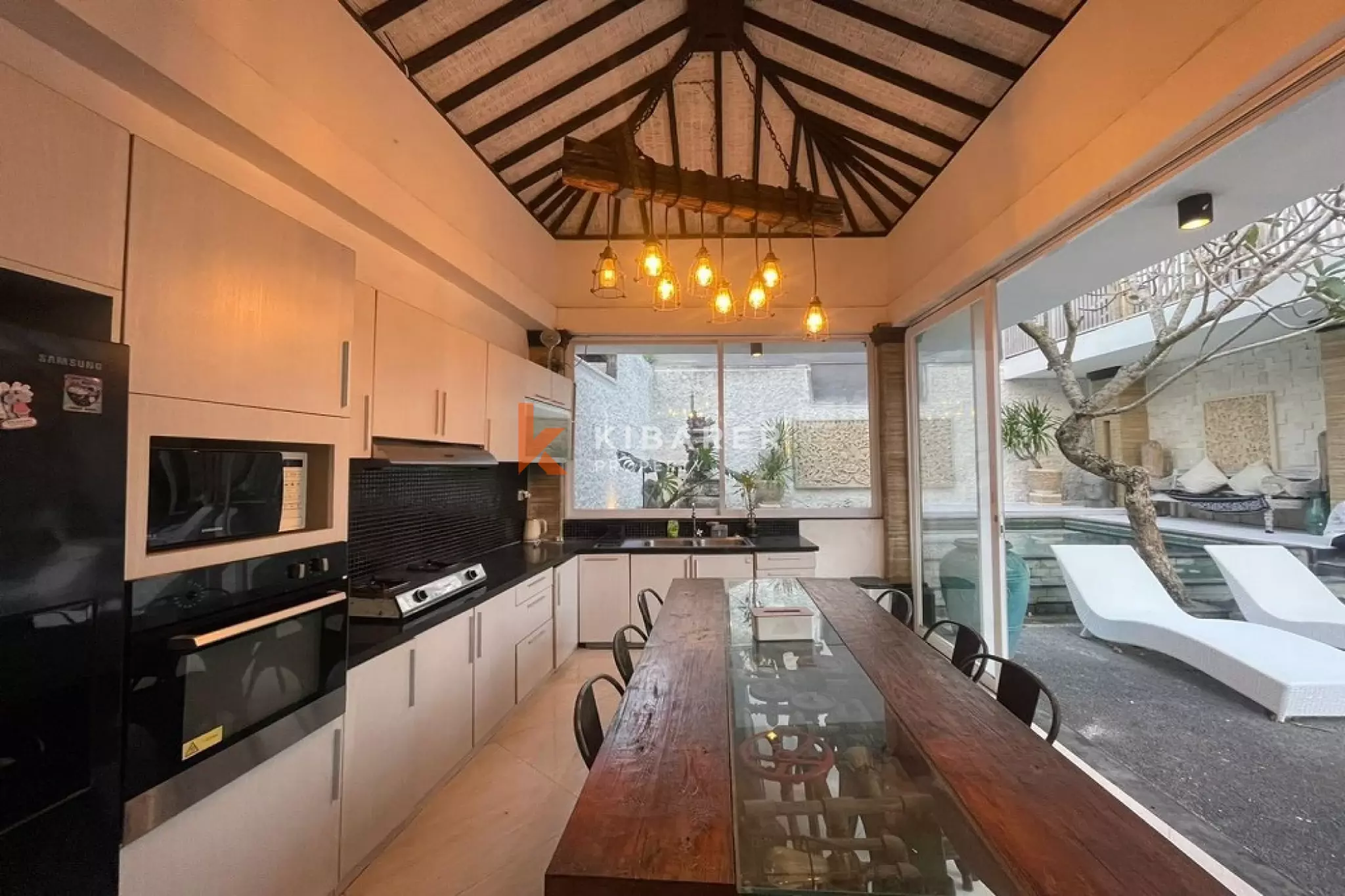 Strategic Four-Bedrooms Enclosed Living Villa in Balangan-Uluwatu — image 3