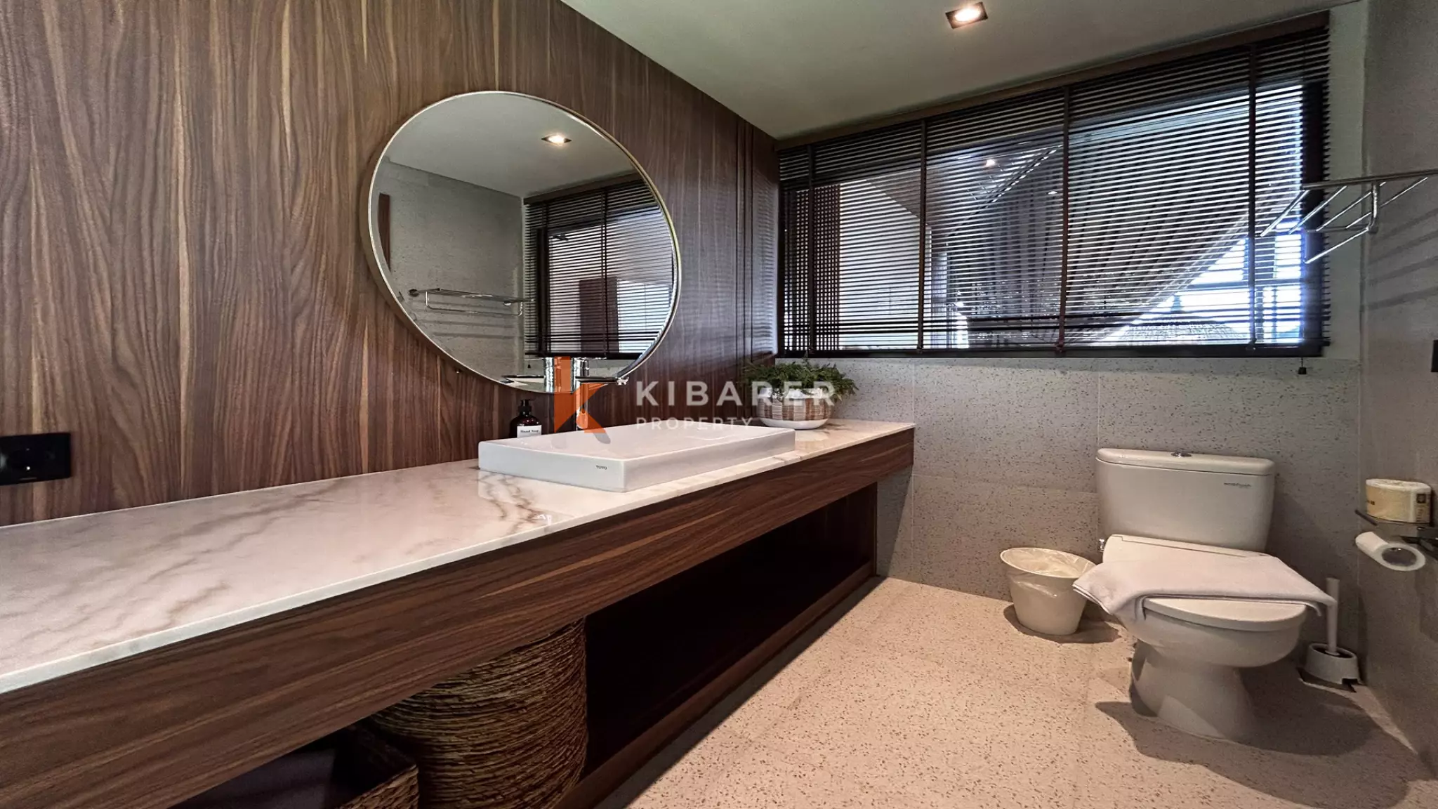 Modern Tropical Hideaway: Three-Bedroom Villa in Pererenan — image 13