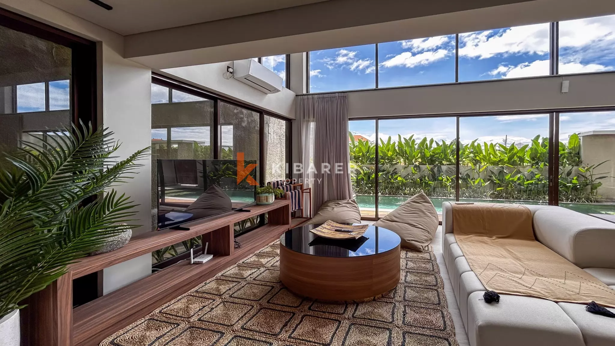 Modern Tropical Hideaway: Three-Bedroom Villa in Pererenan — image 3
