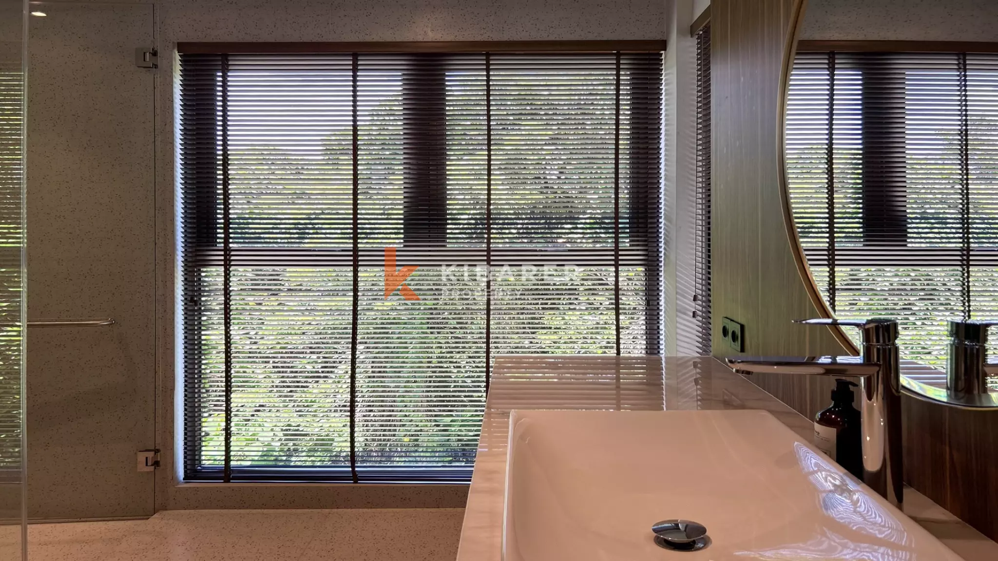 Modern Tropical Hideaway: Three-Bedroom Villa in Pererenan — image 7