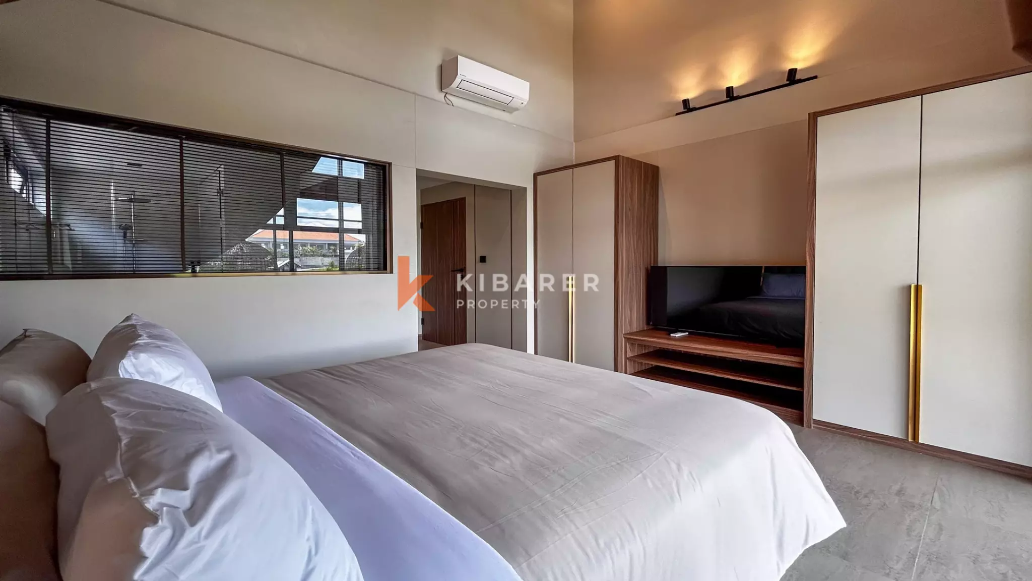 Modern Tropical Hideaway: Three-Bedroom Villa in Pererenan — image 11