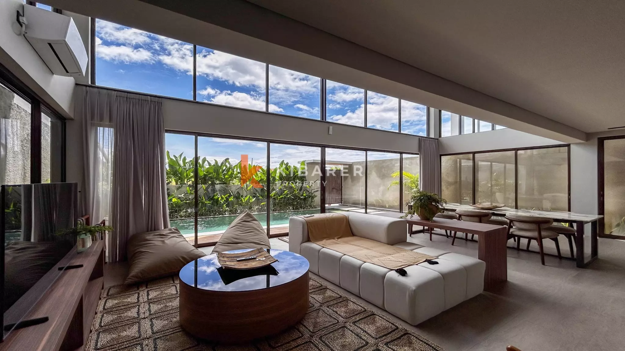 Modern Tropical Hideaway: Three-Bedroom Villa in Pererenan — image 1