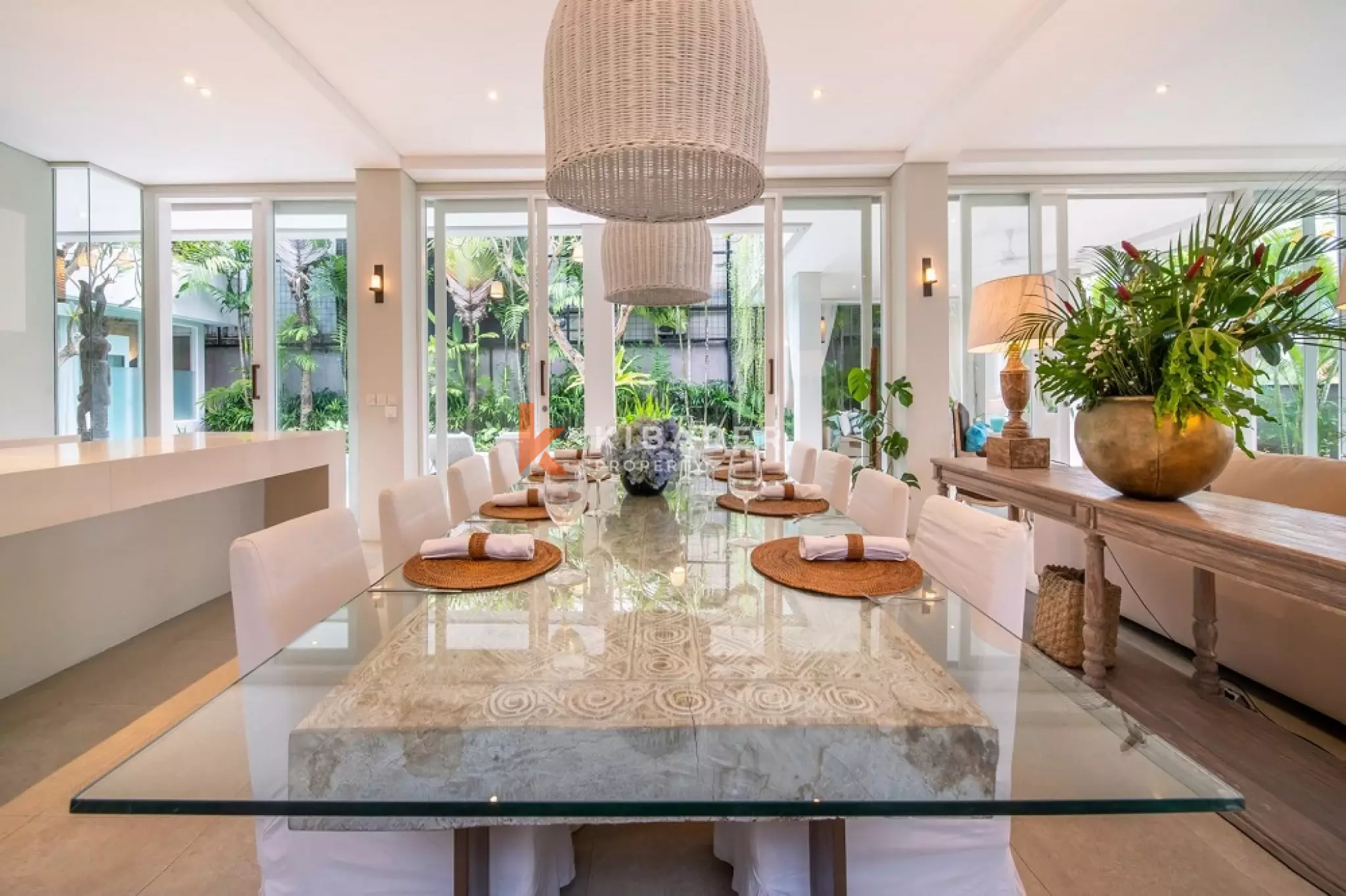 Luxury Spacious Four-Bedrooms Villa Walking Distance to Berawa Beach — image 17