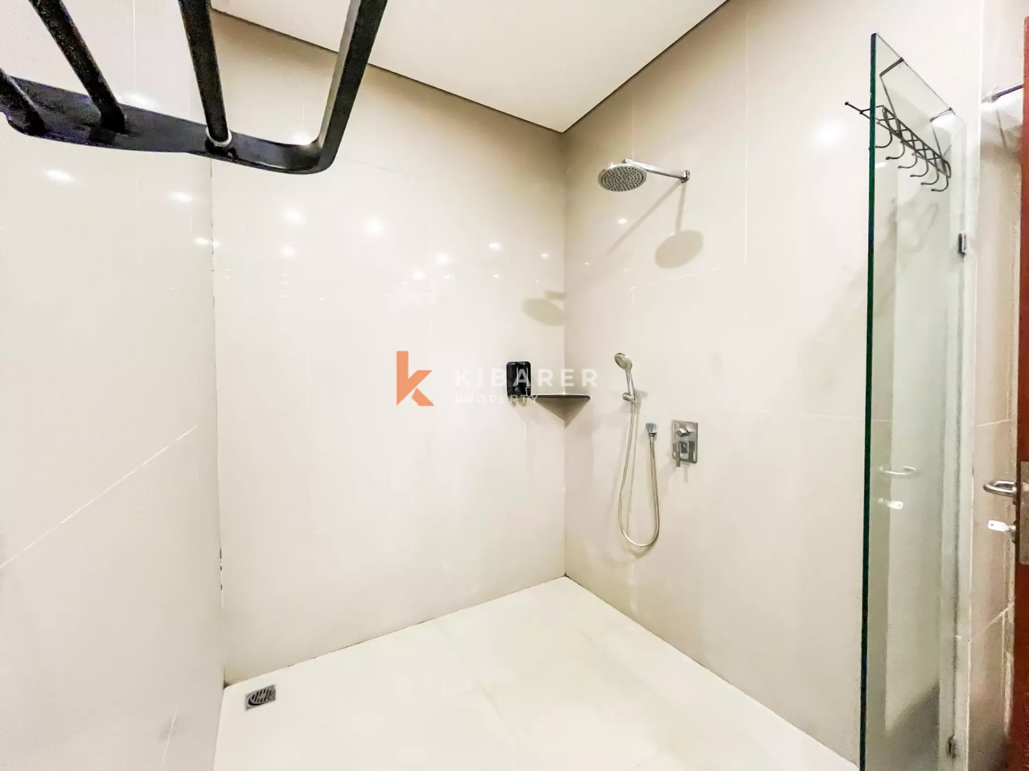 Tropical Three Bedroom Enclosed Villa in Berawa — image 18
