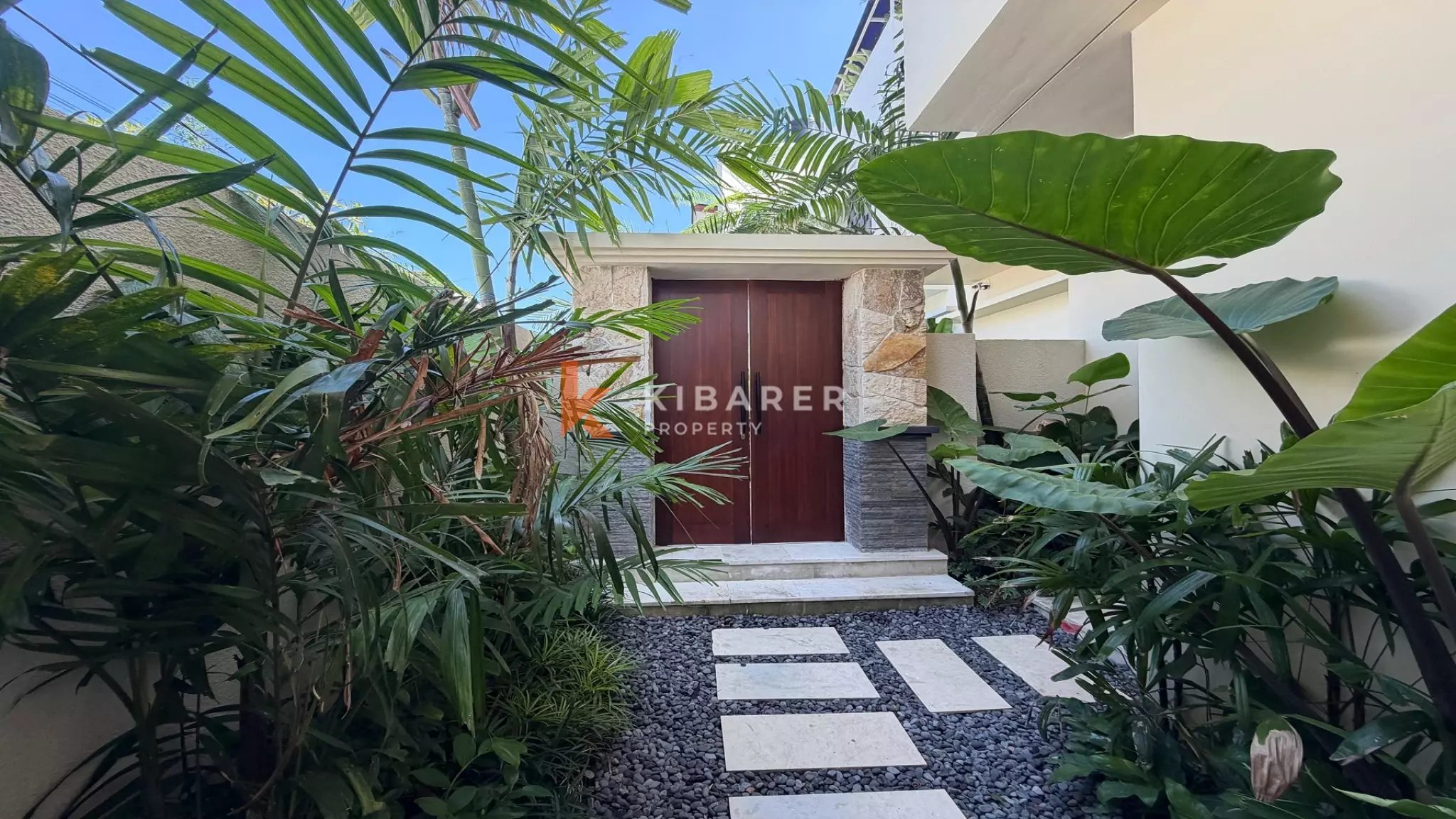 Aesthetic Cream-Tone Three-Bedrooms Villa With Rooftop and Jacuzzi in Berawa — image 11