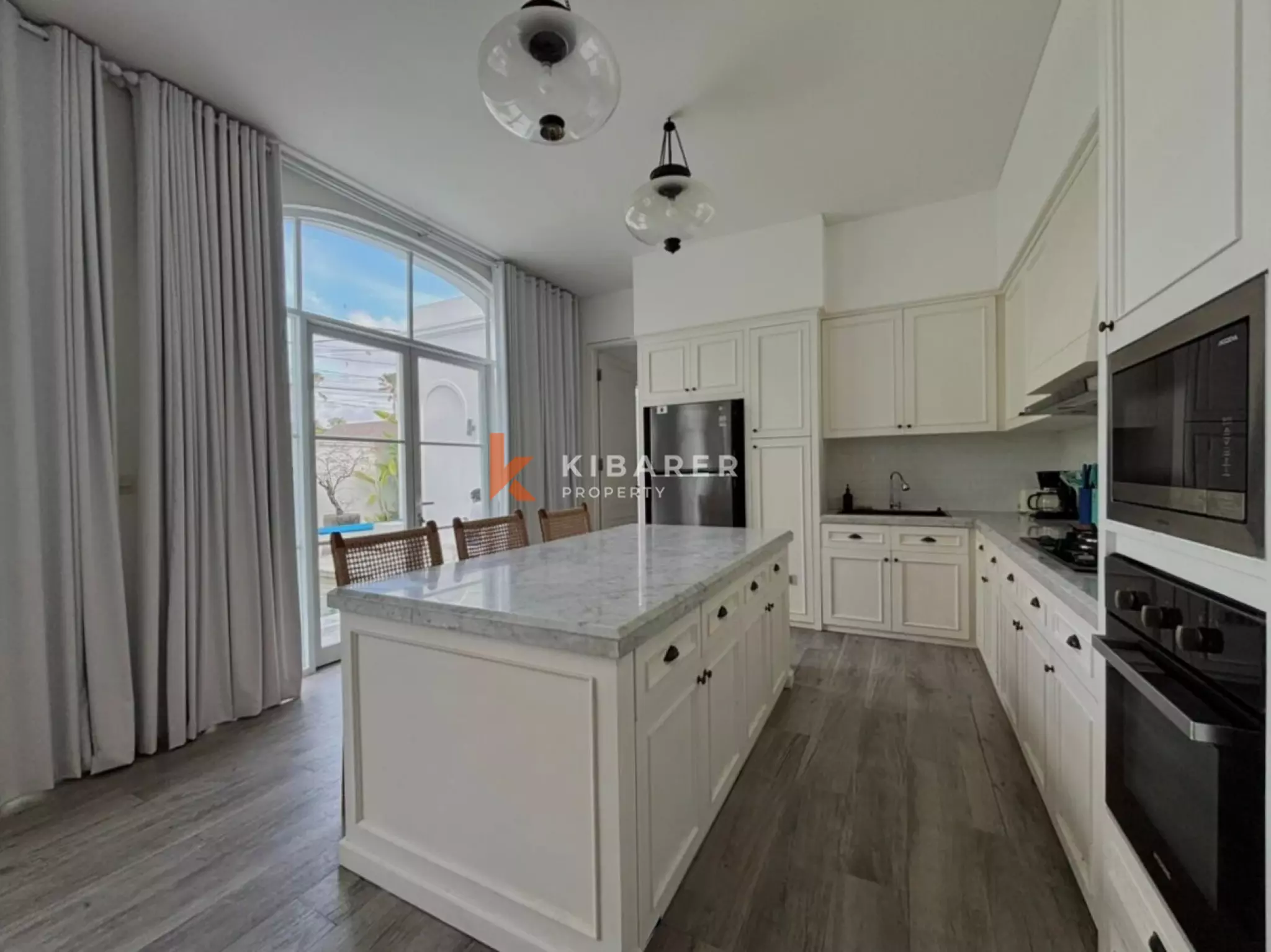 Stylish Coastal Living Three Bedroom Villa in Berawa — image 6