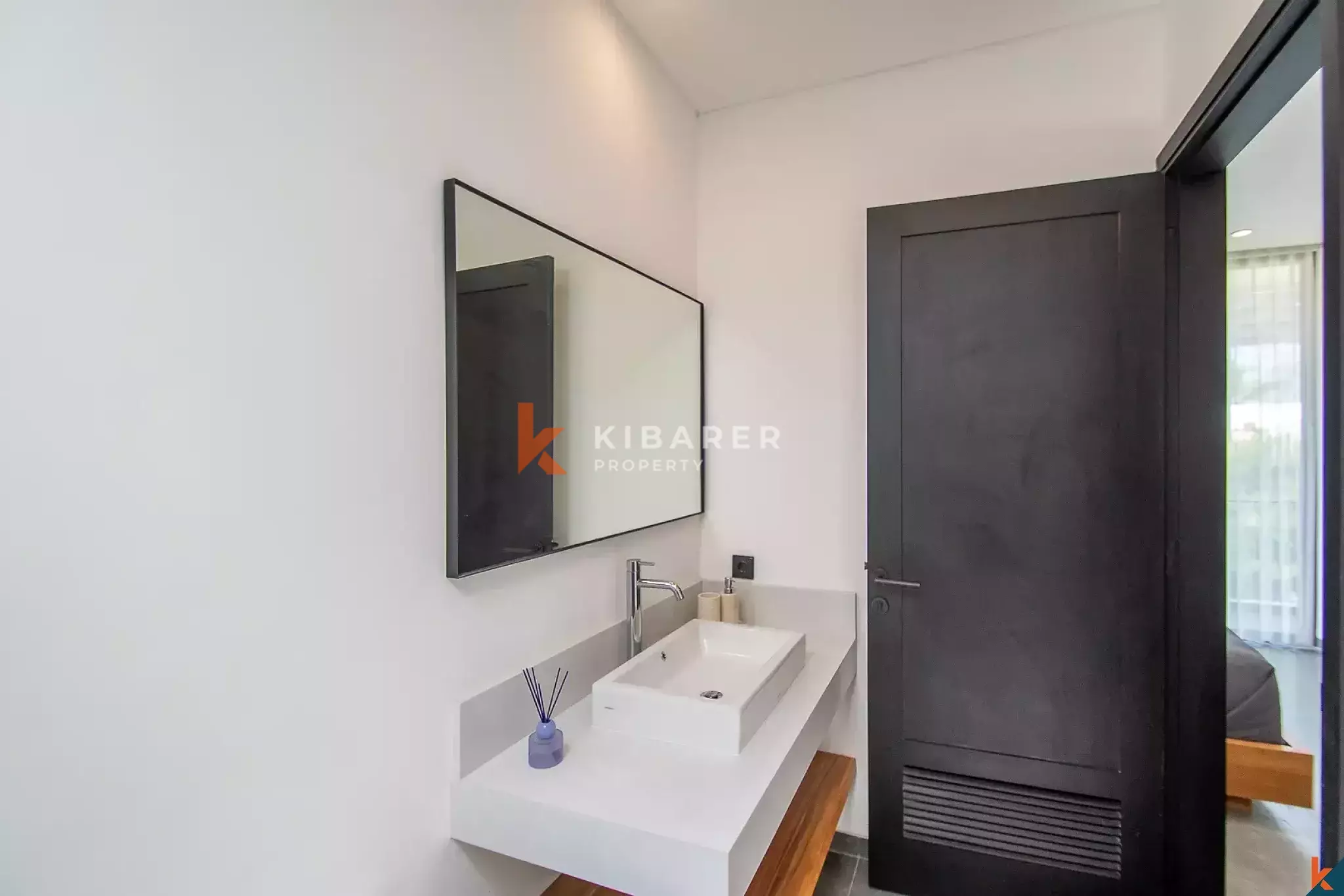 Premium Three-Bedroom Villa with Urban Tropical Design in Umalas — image 10
