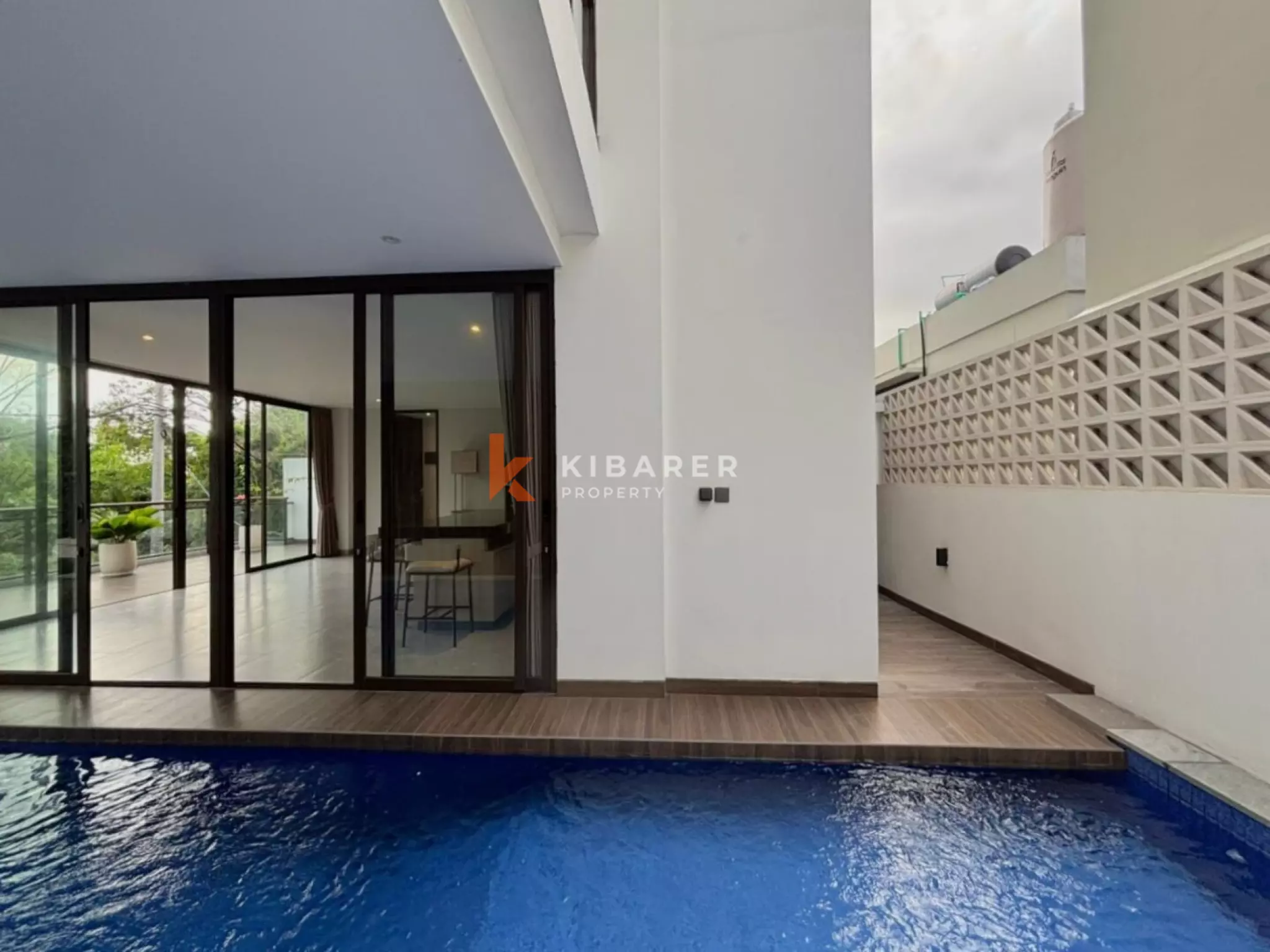 An Urban Tropical Three Bedroom Townhouse Crafted for Modern Living in Berawa — image 2