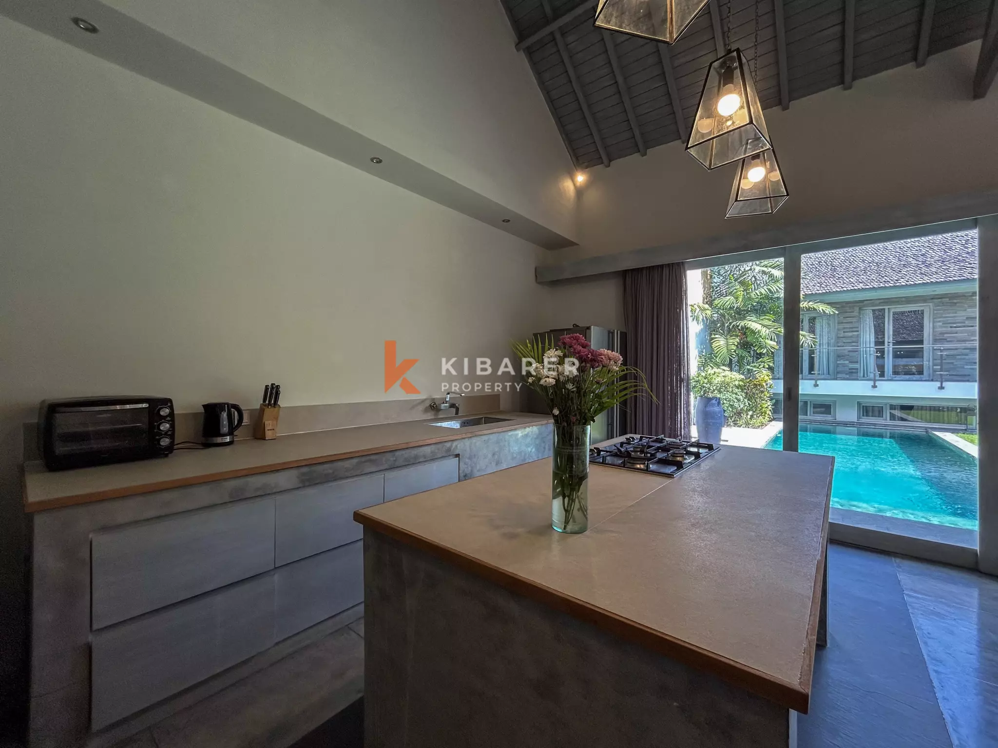 Charming Three-Bedroom Tropical Villa with Garden and Private Pool in Berawa — image 8