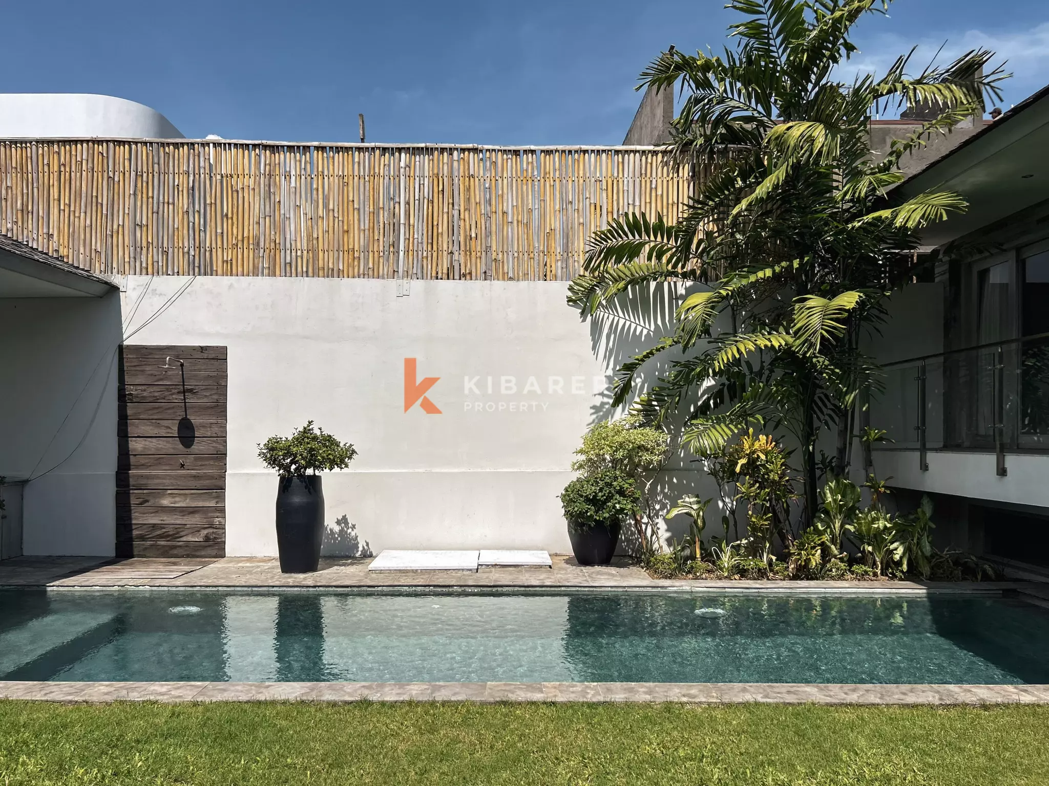 Charming Three-Bedroom Tropical Villa with Garden and Private Pool in Berawa — image 3
