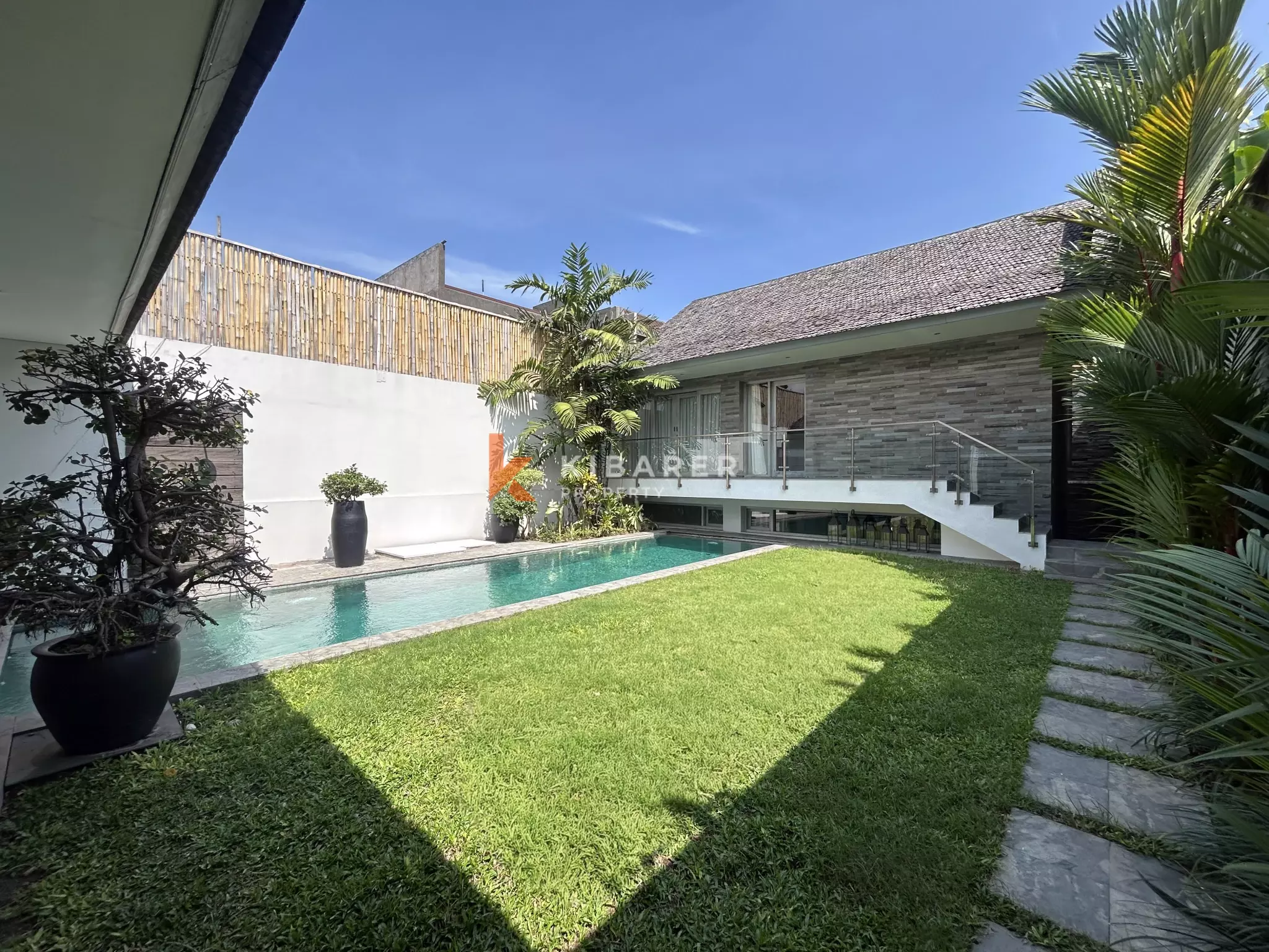 Charming Three-Bedroom Tropical Villa with Garden and Private Pool in Berawa — image 4