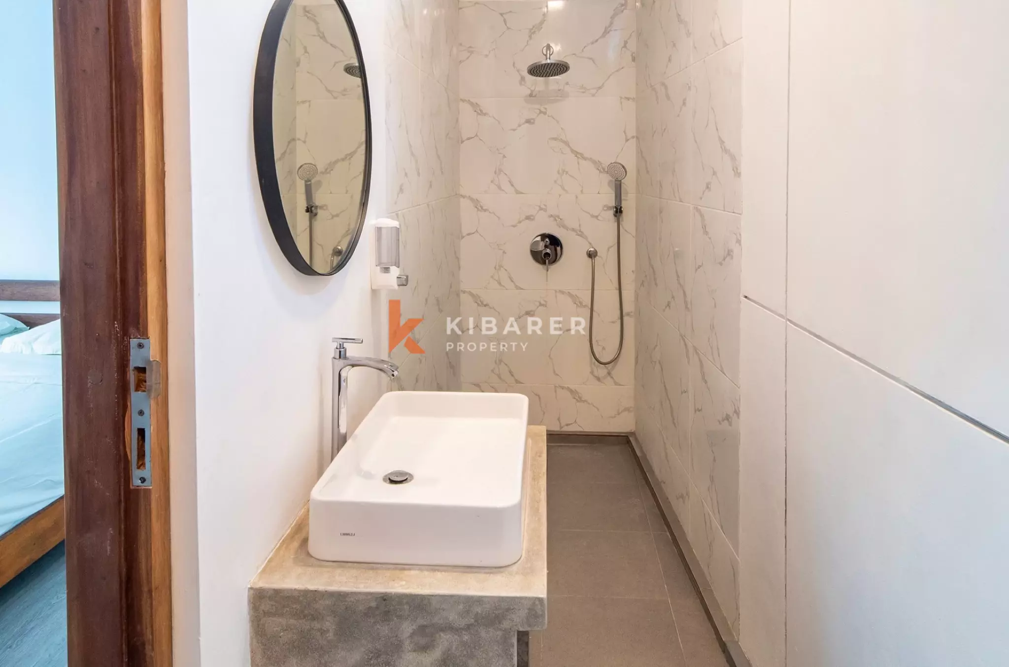 Spacious Entertainment Four-Bedrooms Enclosed Living Villa in Prime Berawa — image 3