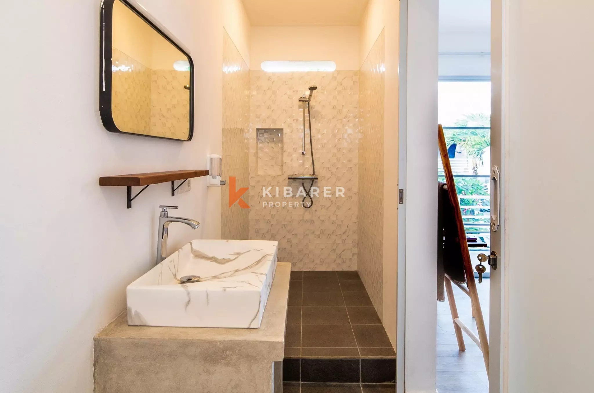 Spacious Entertainment Four-Bedrooms Enclosed Living Villa in Prime Berawa — image 5