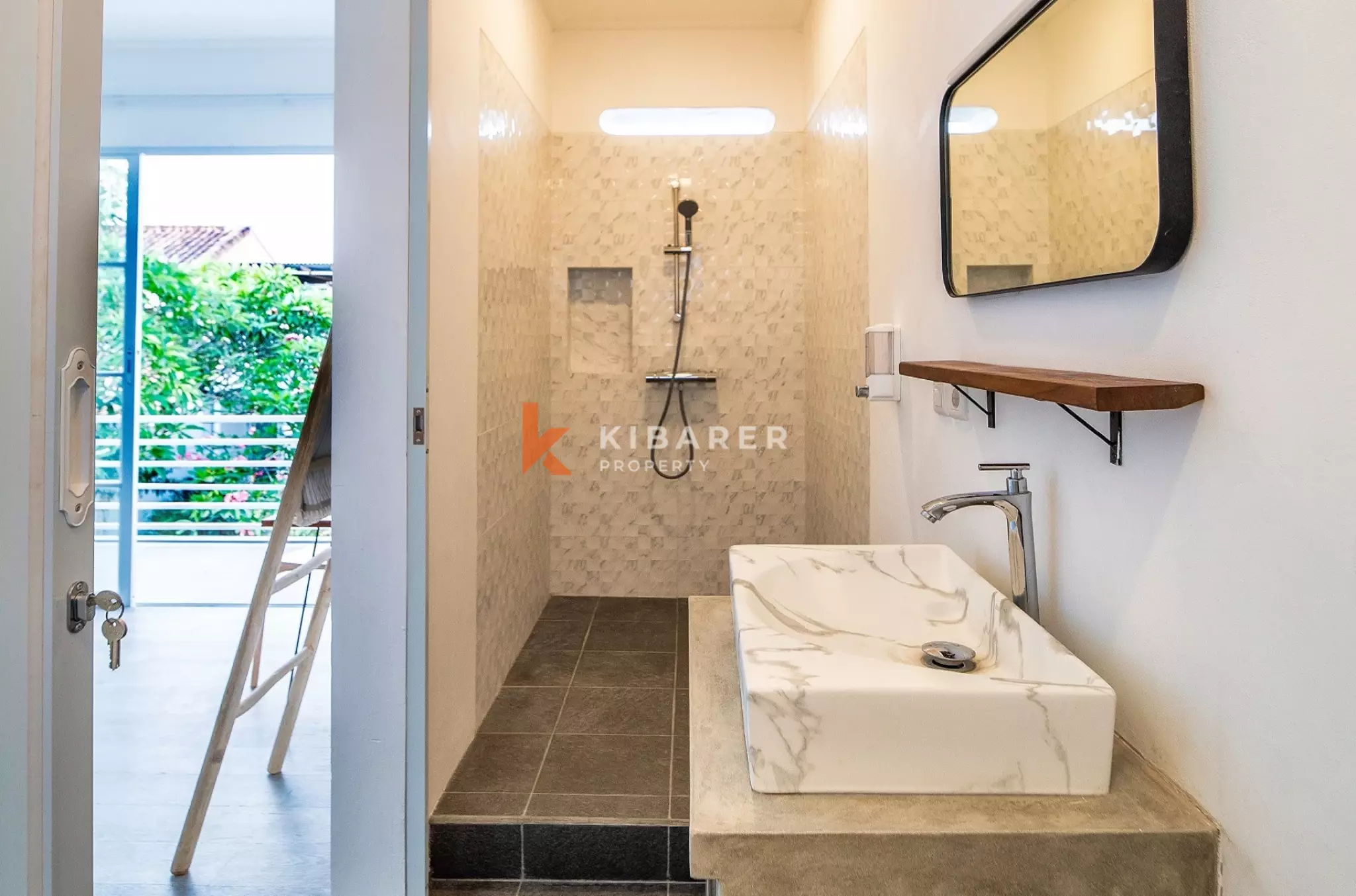 Spacious Entertainment Four-Bedrooms Enclosed Living Villa in Prime Berawa — image 6