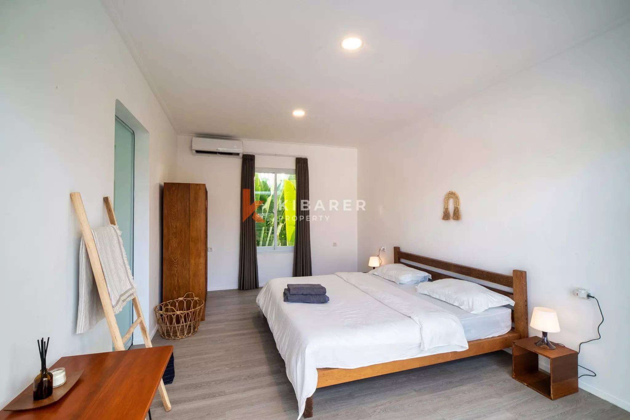 Spacious Entertainment Four-Bedrooms Enclosed Living Villa in Prime Berawa — image 7